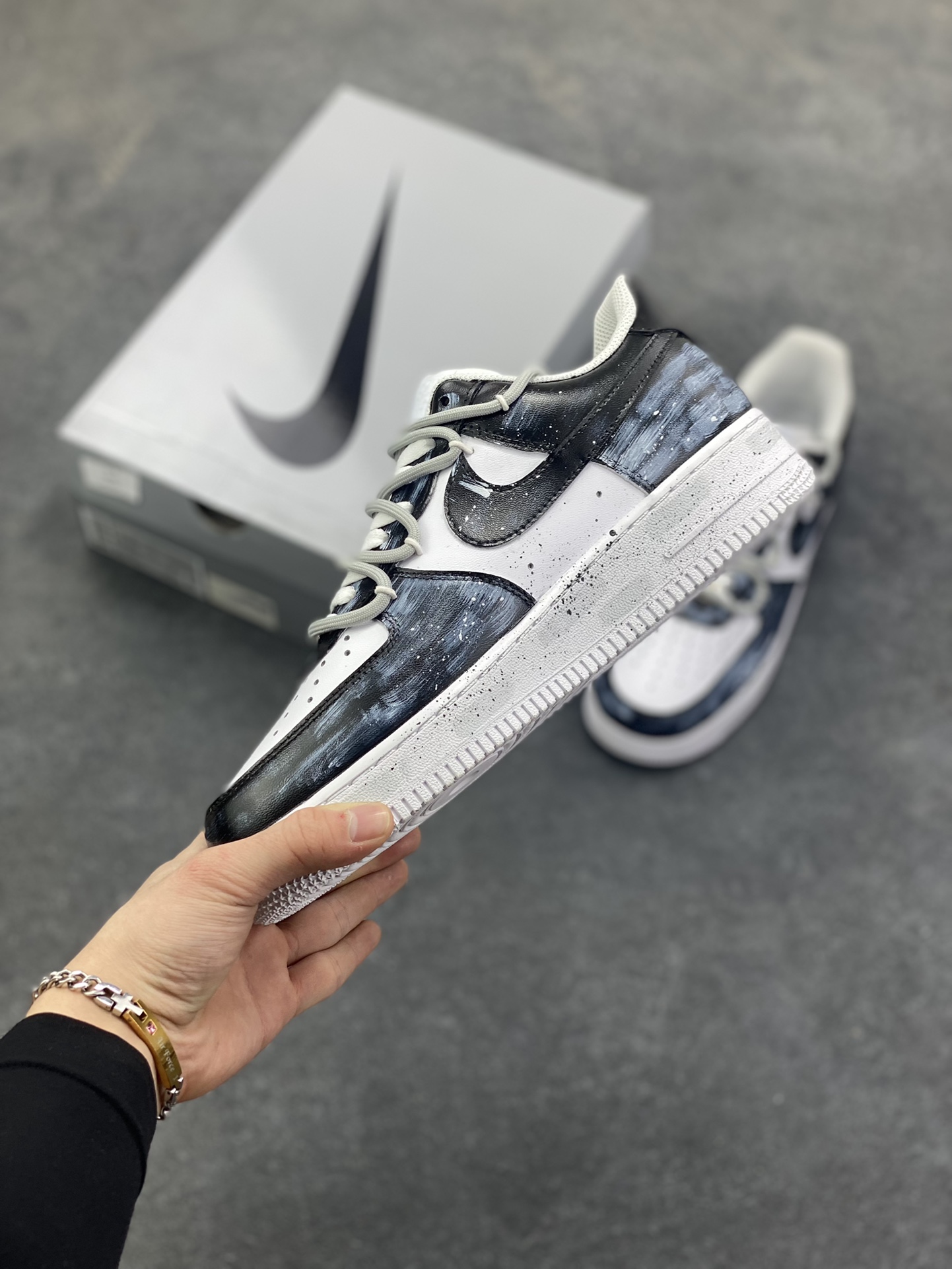 图片[3]-【定制球鞋】Nike Air Force 1 空军一号 手绘 涂鸦 泼墨 暗影星尘 舒适个性百搭 礼袋款 耐磨 低帮 板鞋 男女同款 黑色工艺难度大 原楦头原纸板 原装鞋盒 定制五金配件 内置全掌气垫 原厂鞋底 货号：CW2288-111 尺码： 36 36.5 37.5 38 38.5 39 40 40.5 41 42 42.5 43 44 44.5 45-选品中心
