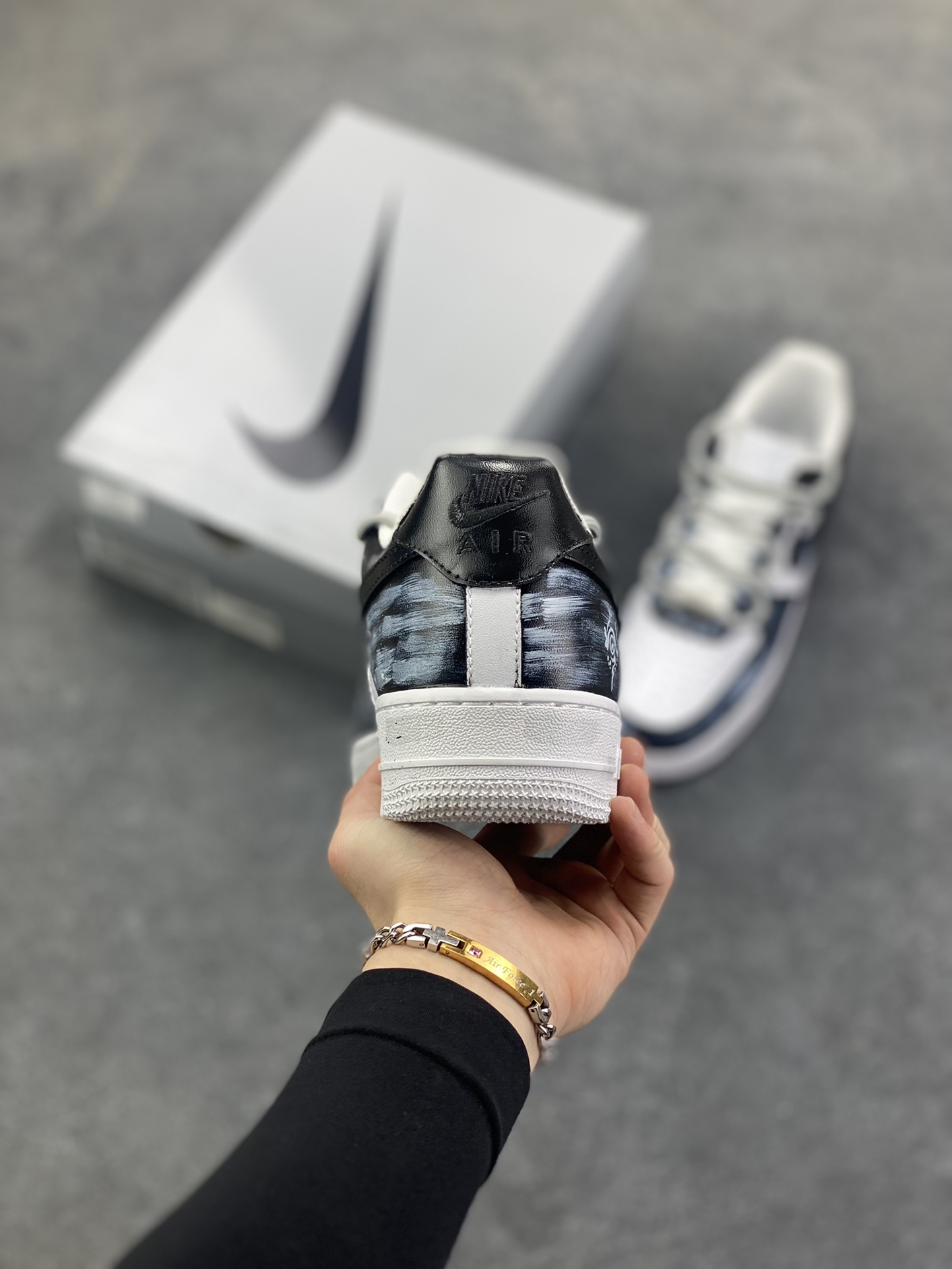 图片[4]-【定制球鞋】Nike Air Force 1 空军一号 手绘 涂鸦 泼墨 暗影星尘 舒适个性百搭 礼袋款 耐磨 低帮 板鞋 男女同款 黑色工艺难度大 原楦头原纸板 原装鞋盒 定制五金配件 内置全掌气垫 原厂鞋底 货号：CW2288-111 尺码： 36 36.5 37.5 38 38.5 39 40 40.5 41 42 42.5 43 44 44.5 45-选品中心