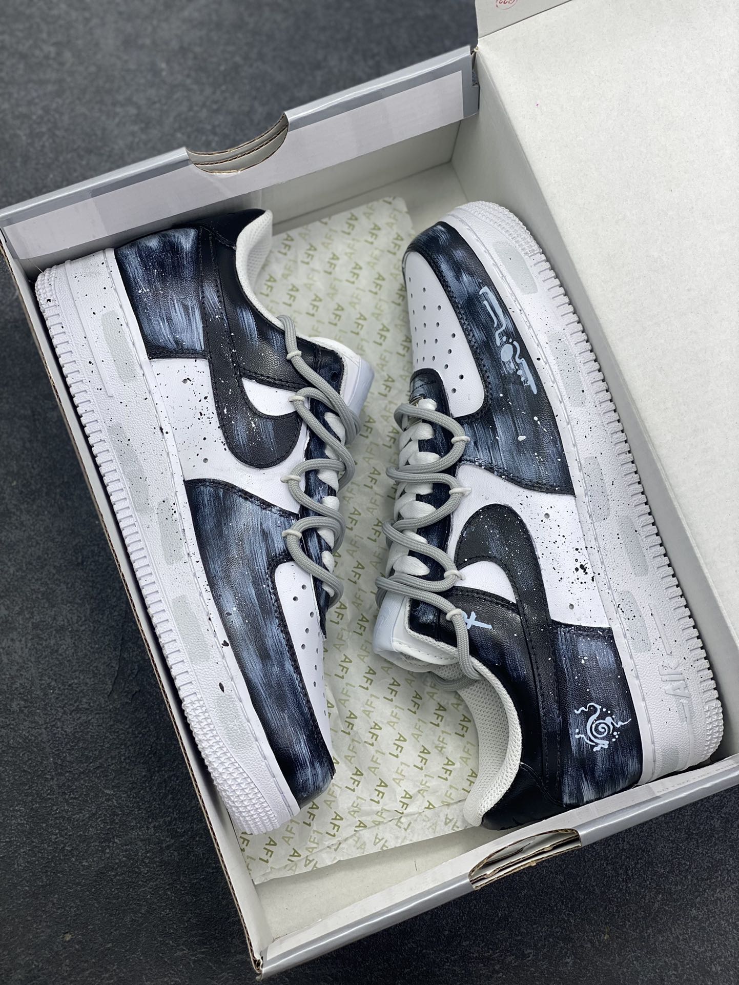 图片[9]-【定制球鞋】Nike Air Force 1 空军一号 手绘 涂鸦 泼墨 暗影星尘 舒适个性百搭 礼袋款 耐磨 低帮 板鞋 男女同款 黑色工艺难度大 原楦头原纸板 原装鞋盒 定制五金配件 内置全掌气垫 原厂鞋底 货号：CW2288-111 尺码： 36 36.5 37.5 38 38.5 39 40 40.5 41 42 42.5 43 44 44.5 45-选品中心