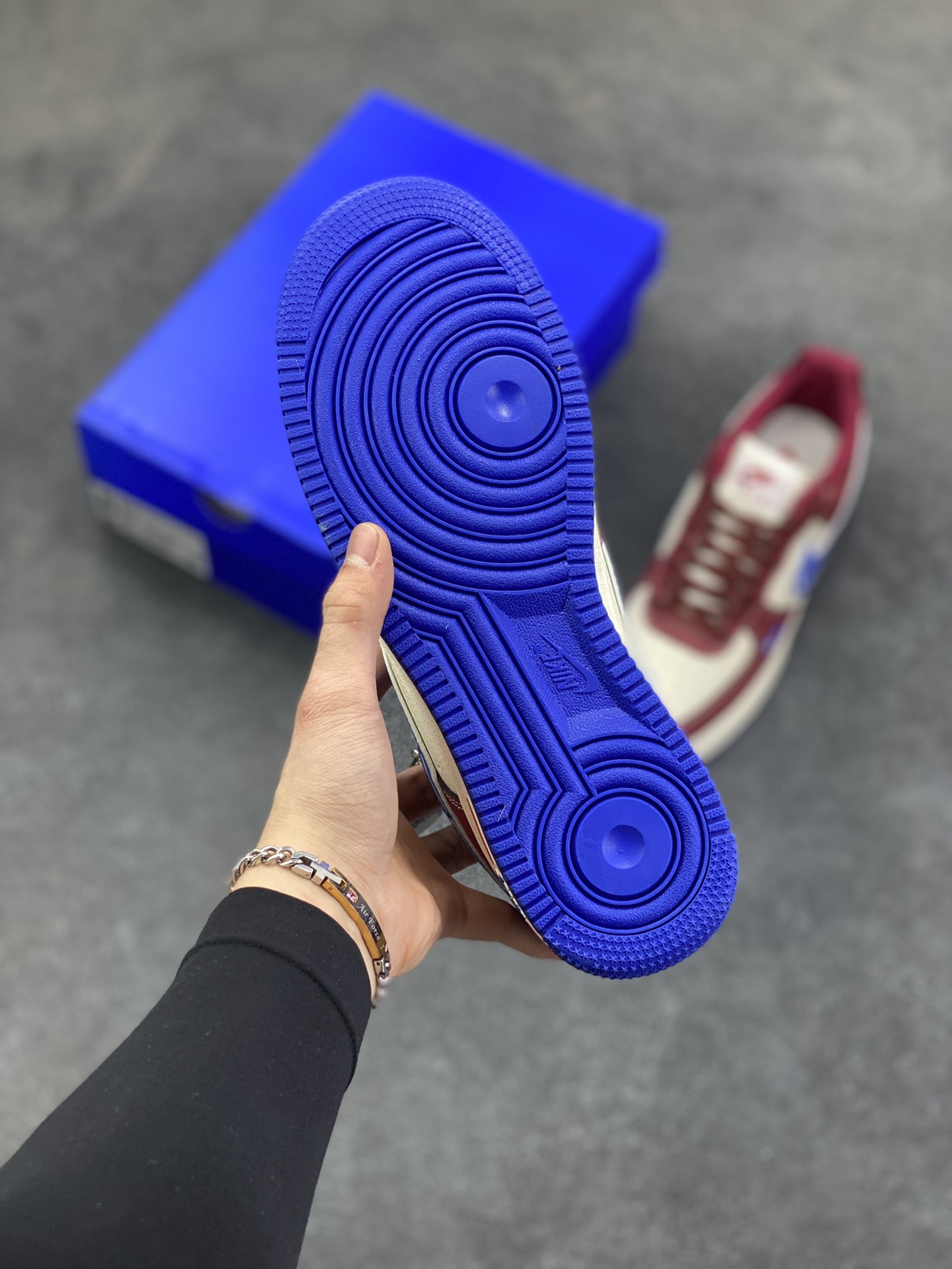 图片[5]-NIke Air Force 1 \’07 Low “斯图西联名——焦糖蓝勾”空军一号 低帮 运动鞋 休闲鞋 折边针车 工艺难度大 原楦头原纸板 原装鞋盒 定制五金配件 内置全掌气垫 原厂鞋底 货号：SY1388-005 尺码：36 36.5 37.5 38 38.5 39 40 40.5 41 42 42.5 43 44 44.5 45-选品中心