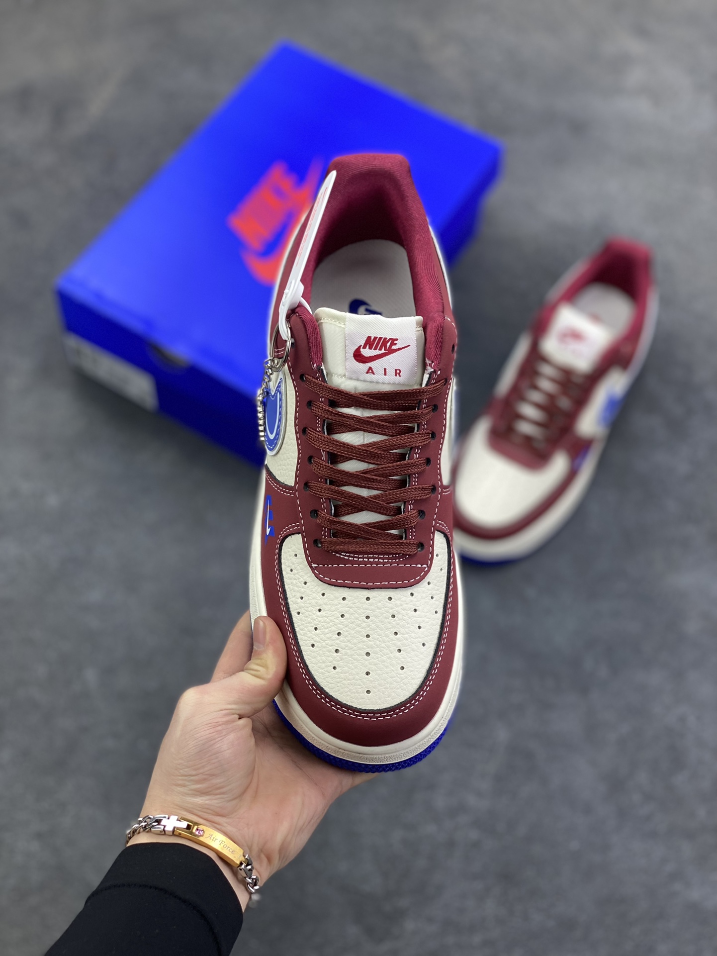 图片[2]-NIke Air Force 1 \’07 Low “斯图西联名——焦糖蓝勾”空军一号 低帮 运动鞋 休闲鞋 折边针车 工艺难度大 原楦头原纸板 原装鞋盒 定制五金配件 内置全掌气垫 原厂鞋底 货号：SY1388-005 尺码：36 36.5 37.5 38 38.5 39 40 40.5 41 42 42.5 43 44 44.5 45-选品中心