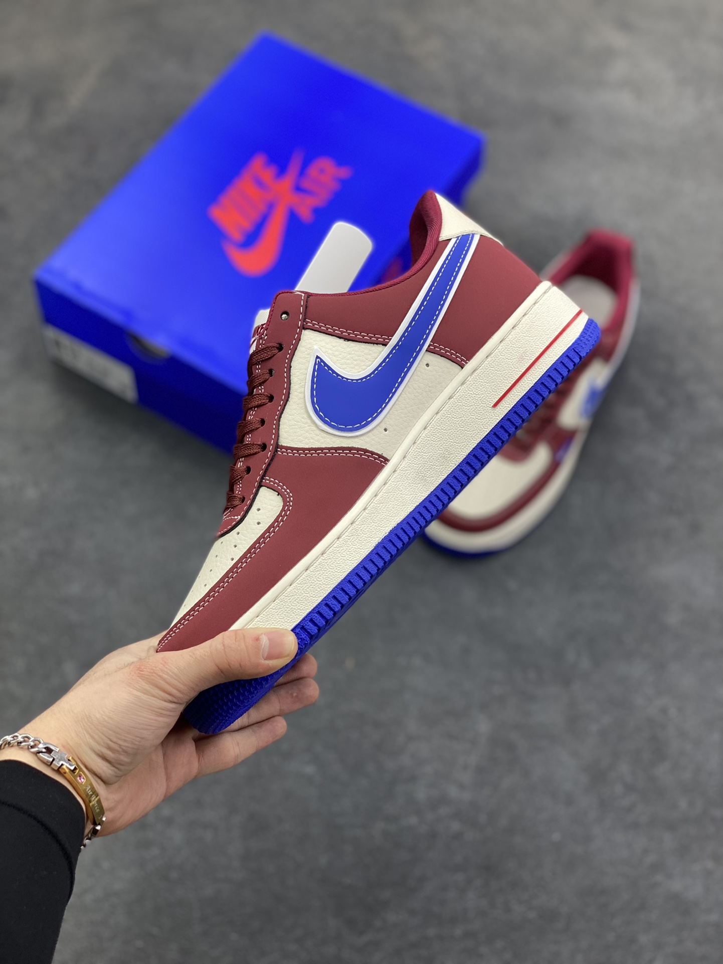 图片[3]-NIke Air Force 1 \’07 Low “斯图西联名——焦糖蓝勾”空军一号 低帮 运动鞋 休闲鞋 折边针车 工艺难度大 原楦头原纸板 原装鞋盒 定制五金配件 内置全掌气垫 原厂鞋底 货号：SY1388-005 尺码：36 36.5 37.5 38 38.5 39 40 40.5 41 42 42.5 43 44 44.5 45-选品中心