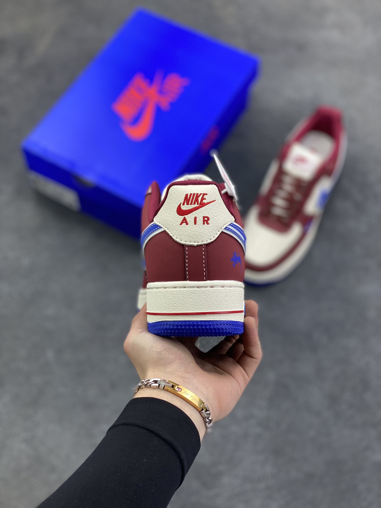 图片[4]-NIke Air Force 1 \’07 Low “斯图西联名——焦糖蓝勾”空军一号 低帮 运动鞋 休闲鞋 折边针车 工艺难度大 原楦头原纸板 原装鞋盒 定制五金配件 内置全掌气垫 原厂鞋底 货号：SY1388-005 尺码：36 36.5 37.5 38 38.5 39 40 40.5 41 42 42.5 43 44 44.5 45-选品中心