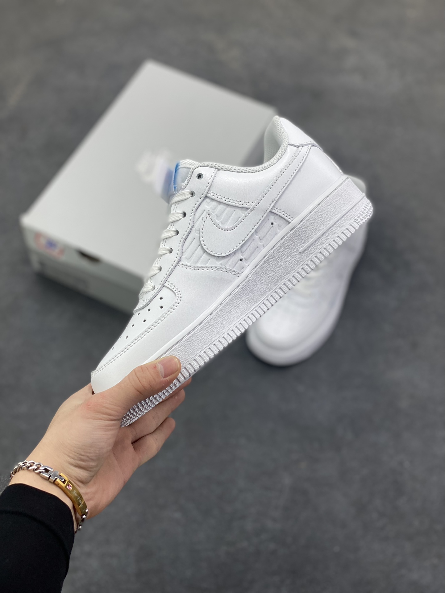 图片[3]-NK Air Force 1 空军一号 压印浮雕小勾 原楦头原纸板 打造纯正空军版型#专注外贸渠道 全掌内置蜂窝气垫 #原盒配件 原厂中底钢印、拉帮完美 货号：IH4475-100 尺码：36 36.5 37.5 38 38.5 39 40 40.5 41 42 42.5 43 44 44.5 45-选品中心