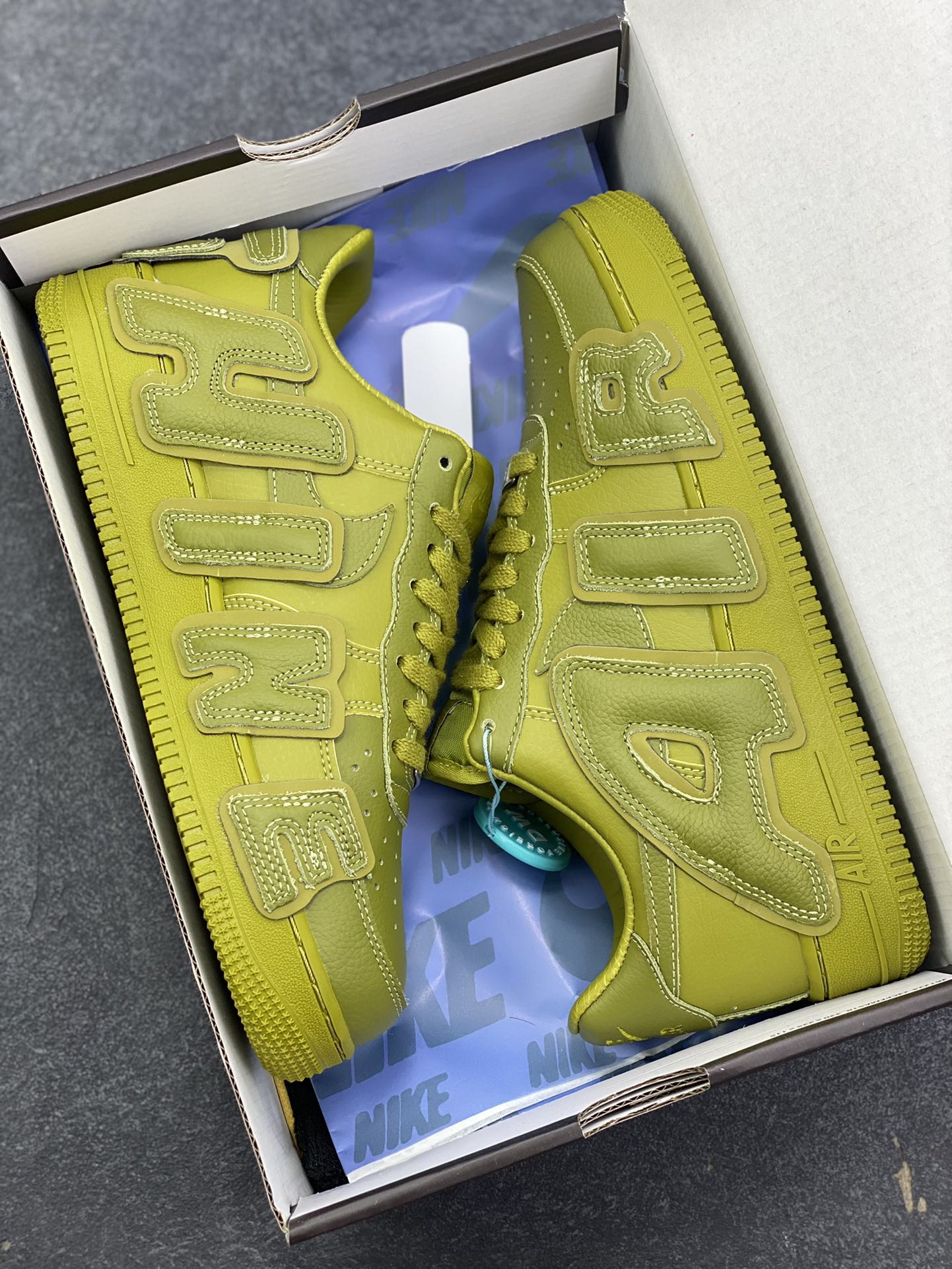 图片[9]-Nk Air Force 1\’07 Low 联名款 3M反光 空军一号低帮休闲板鞋 。搭配皮革材质打造。外侧分别饰有 SUN 以及 HINE 字样，左脚后跟处缀有 S 字样，呈现出 SUNSHINE 单词字样，设计风格酷似皮蓬。 货号：FQ7069-500 尺码：40 40.5 41 42 42.5 43 44 44.5 45 46 47.5-选品中心