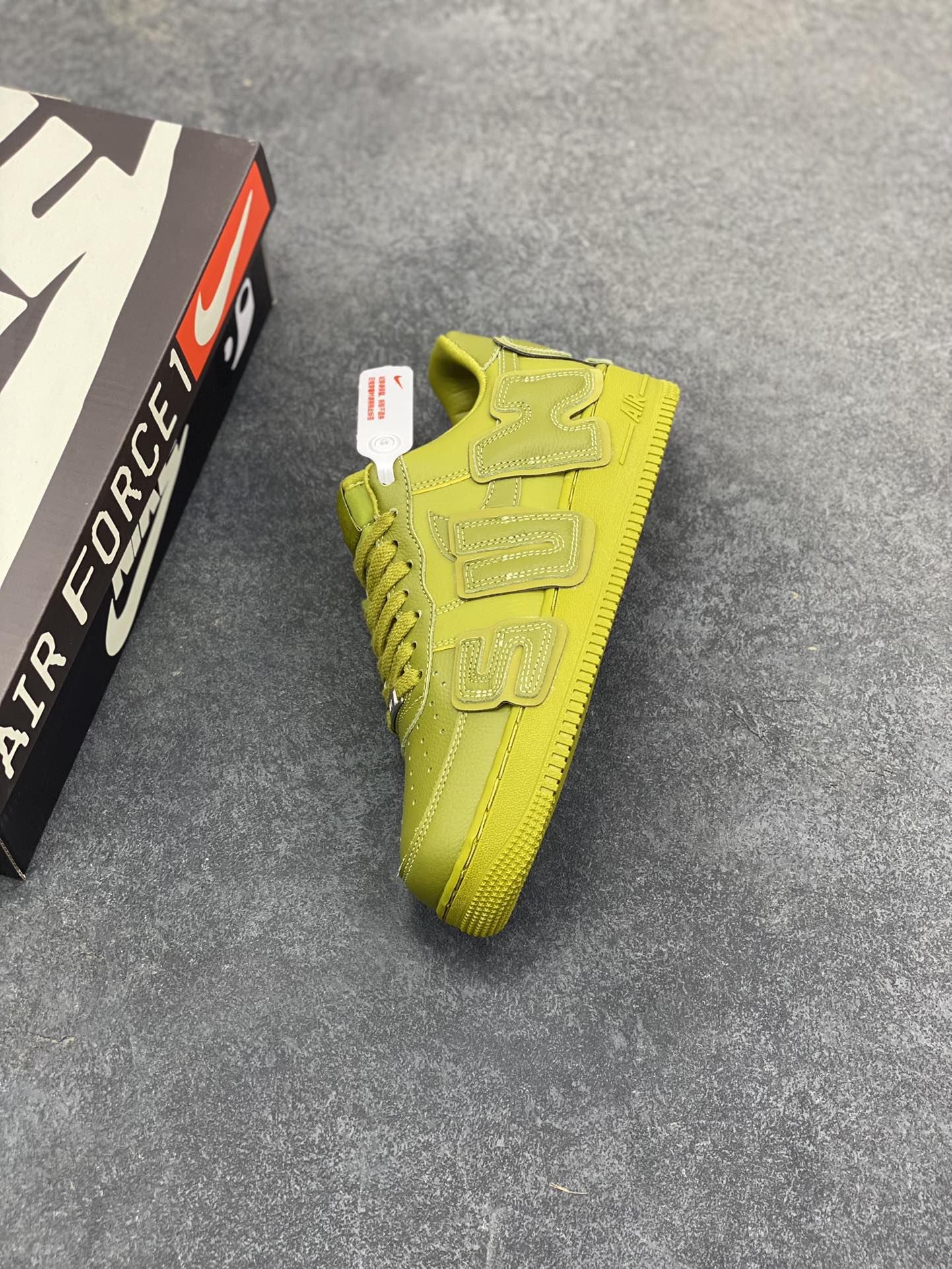 图片[7]-Nk Air Force 1\’07 Low 联名款 3M反光 空军一号低帮休闲板鞋 。搭配皮革材质打造。外侧分别饰有 SUN 以及 HINE 字样，左脚后跟处缀有 S 字样，呈现出 SUNSHINE 单词字样，设计风格酷似皮蓬。 货号：FQ7069-500 尺码：40 40.5 41 42 42.5 43 44 44.5 45 46 47.5-选品中心