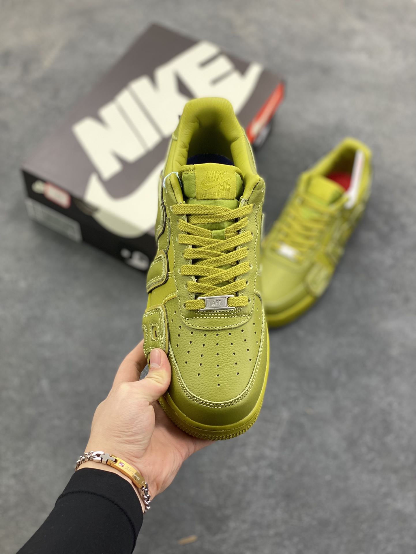 图片[2]-Nk Air Force 1\’07 Low 联名款 3M反光 空军一号低帮休闲板鞋 。搭配皮革材质打造。外侧分别饰有 SUN 以及 HINE 字样，左脚后跟处缀有 S 字样，呈现出 SUNSHINE 单词字样，设计风格酷似皮蓬。 货号：FQ7069-500 尺码：40 40.5 41 42 42.5 43 44 44.5 45 46 47.5-选品中心