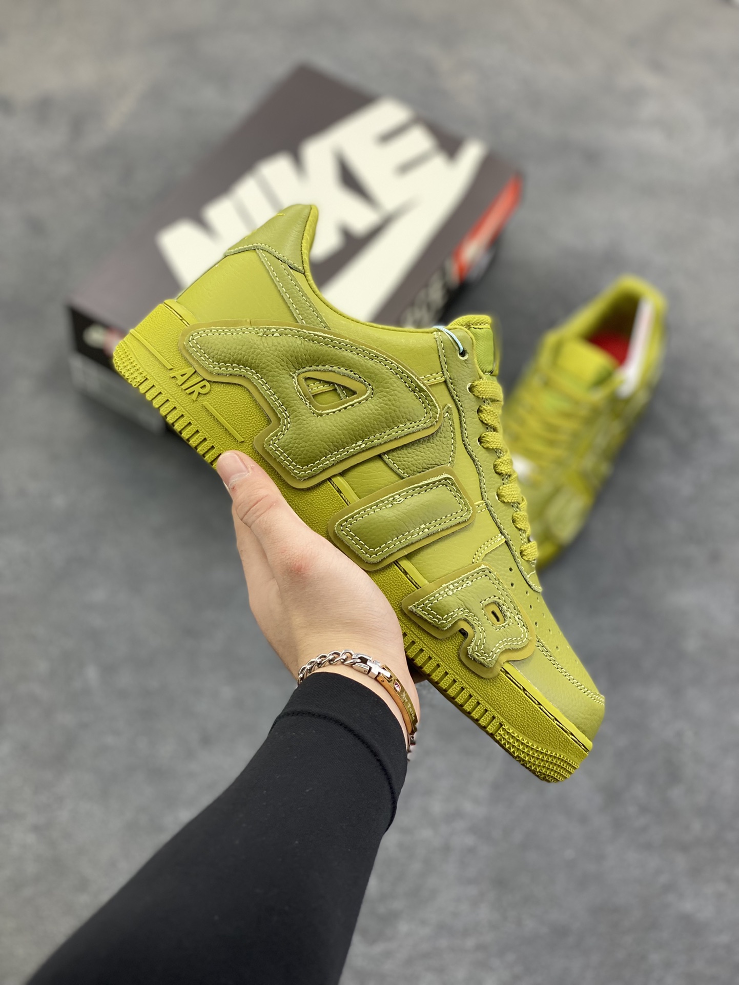 Nk Air Force 1\’07 Low 联名款 3M反光 空军一号低帮休闲板鞋 。搭配皮革材质打造。外侧分别饰有 SUN 以及 HINE 字样，左脚后跟处缀有 S 字样，呈现出 SUNSHINE 单词字样，设计风格酷似皮蓬。 货号：FQ7069-500 尺码：40 40.5 41 42 42.5 43 44 44.5 45 46 47.5-选品中心