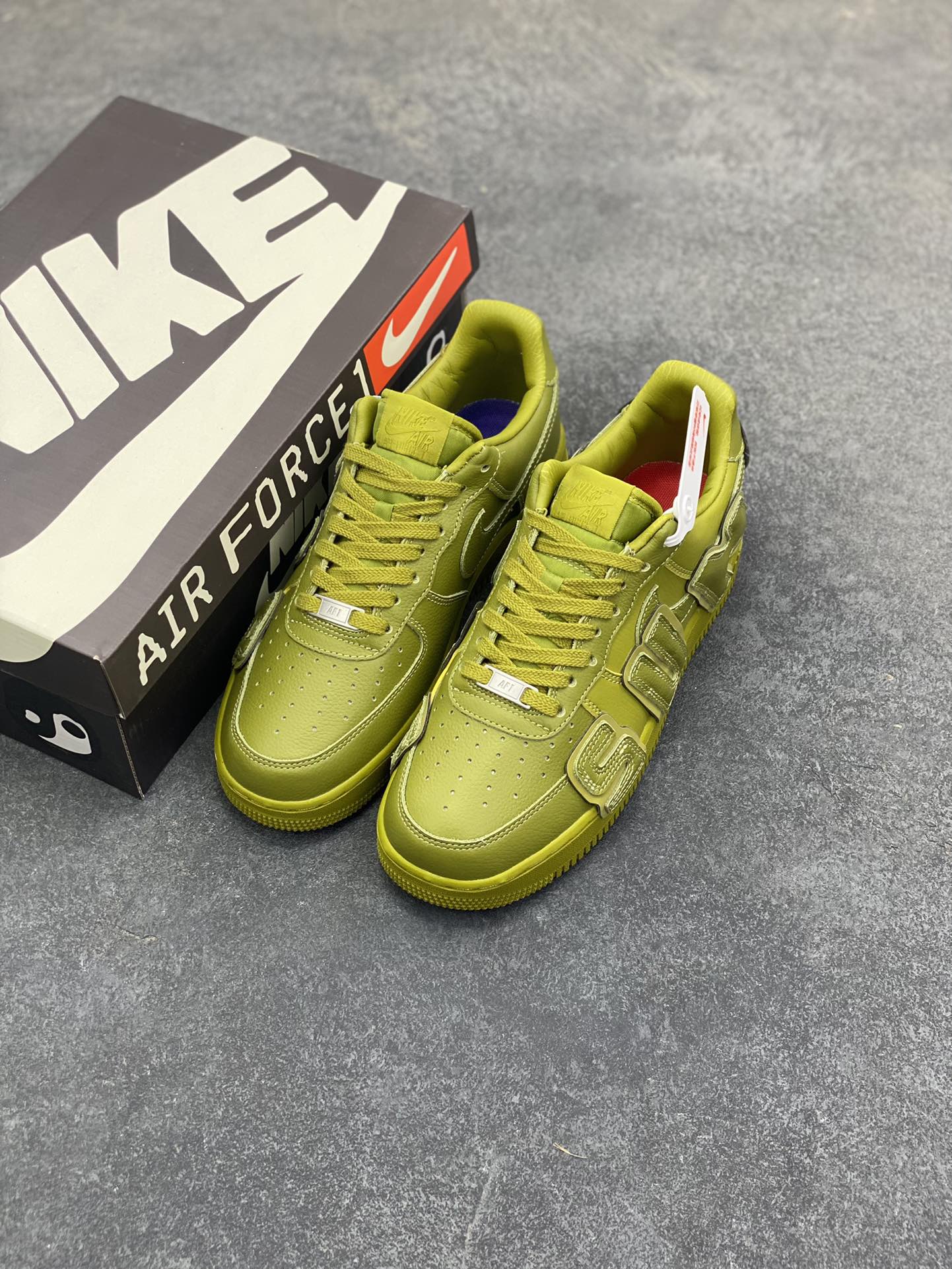 图片[8]-Nk Air Force 1\’07 Low 联名款 3M反光 空军一号低帮休闲板鞋 。搭配皮革材质打造。外侧分别饰有 SUN 以及 HINE 字样，左脚后跟处缀有 S 字样，呈现出 SUNSHINE 单词字样，设计风格酷似皮蓬。 货号：FQ7069-500 尺码：40 40.5 41 42 42.5 43 44 44.5 45 46 47.5-选品中心