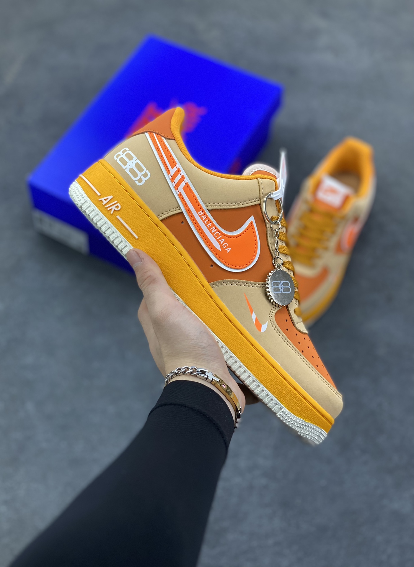 NIke Air Force 1 \'07 Low “巴黎世家联名——活力橙”空军一号 低帮 运动鞋 休闲鞋 折边针车 工艺难度大 原楦头原纸板 原装鞋盒 定制五金配件 内置全掌气垫 原厂鞋底 货号：SY1388-002 尺码：36 36.5 37.5 38 38.5 39 40 40.5 41 42 42.5 43 44 44.5 45-选品中心
