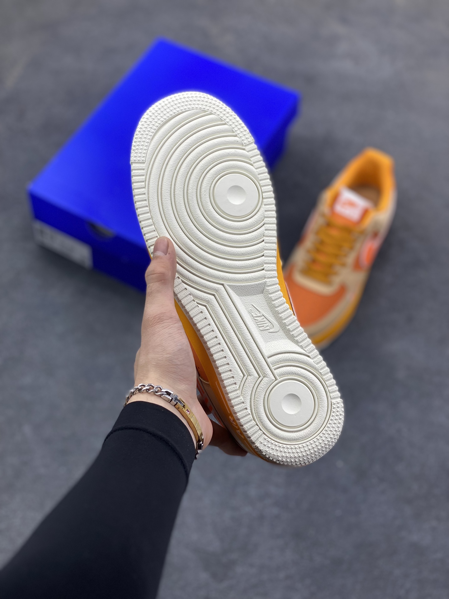 图片[5]-NIke Air Force 1 \’07 Low “巴黎世家联名——活力橙”空军一号 低帮 运动鞋 休闲鞋 折边针车 工艺难度大 原楦头原纸板 原装鞋盒 定制五金配件 内置全掌气垫 原厂鞋底 货号：SY1388-002 尺码：36 36.5 37.5 38 38.5 39 40 40.5 41 42 42.5 43 44 44.5 45-选品中心