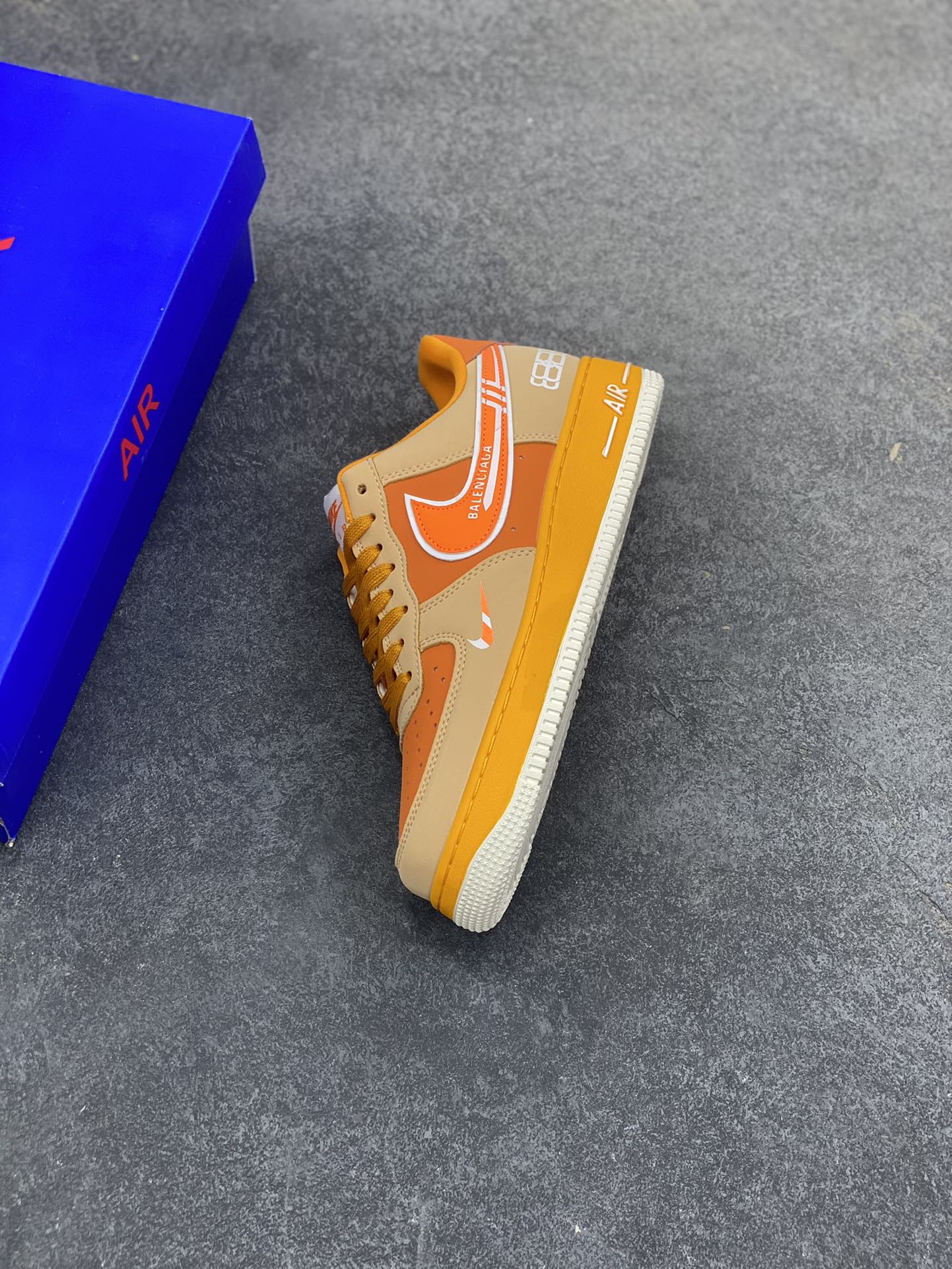 图片[7]-NIke Air Force 1 \’07 Low “巴黎世家联名——活力橙”空军一号 低帮 运动鞋 休闲鞋 折边针车 工艺难度大 原楦头原纸板 原装鞋盒 定制五金配件 内置全掌气垫 原厂鞋底 货号：SY1388-002 尺码：36 36.5 37.5 38 38.5 39 40 40.5 41 42 42.5 43 44 44.5 45-选品中心