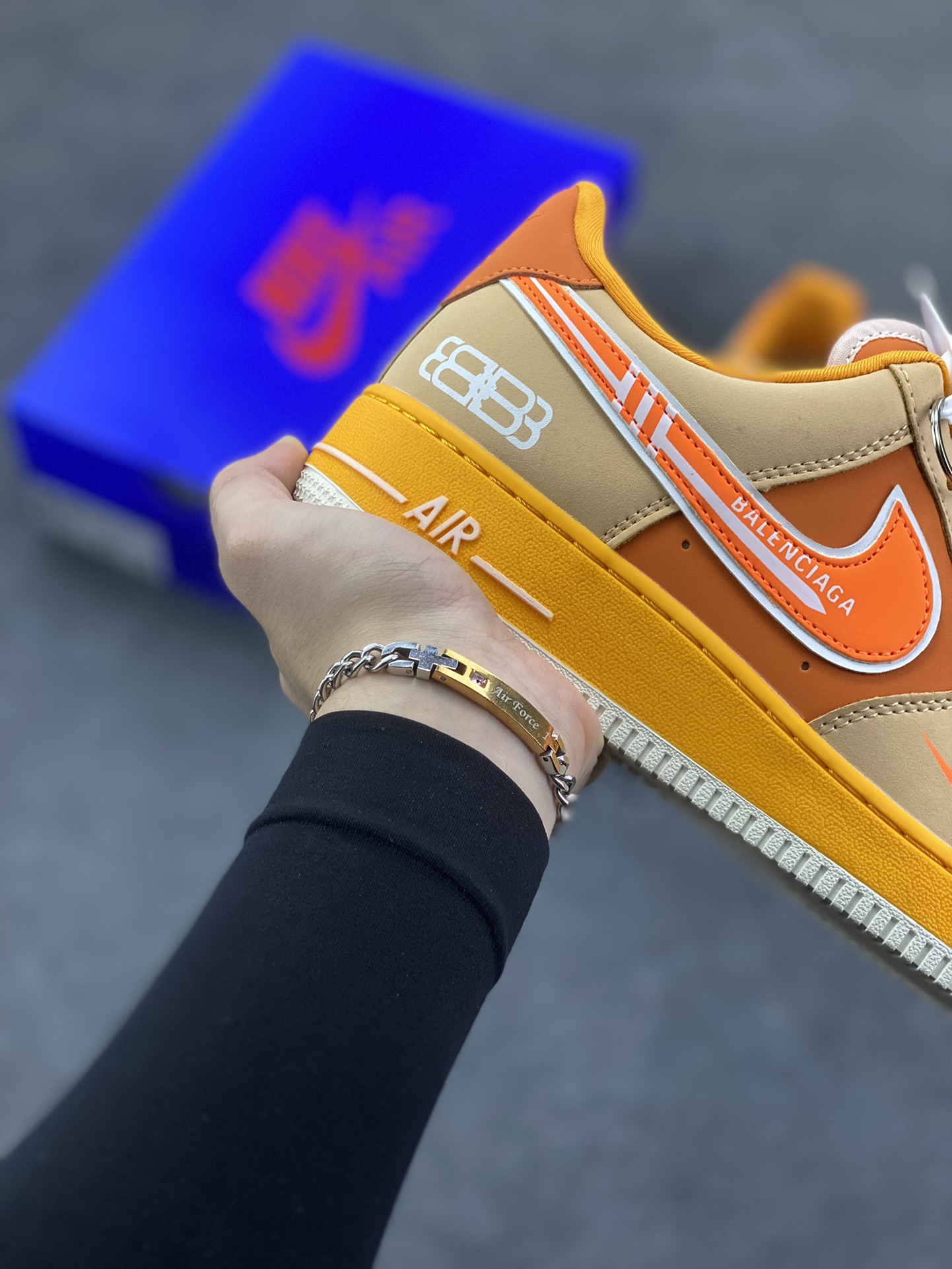 图片[6]-NIke Air Force 1 \’07 Low “巴黎世家联名——活力橙”空军一号 低帮 运动鞋 休闲鞋 折边针车 工艺难度大 原楦头原纸板 原装鞋盒 定制五金配件 内置全掌气垫 原厂鞋底 货号：SY1388-002 尺码：36 36.5 37.5 38 38.5 39 40 40.5 41 42 42.5 43 44 44.5 45-选品中心