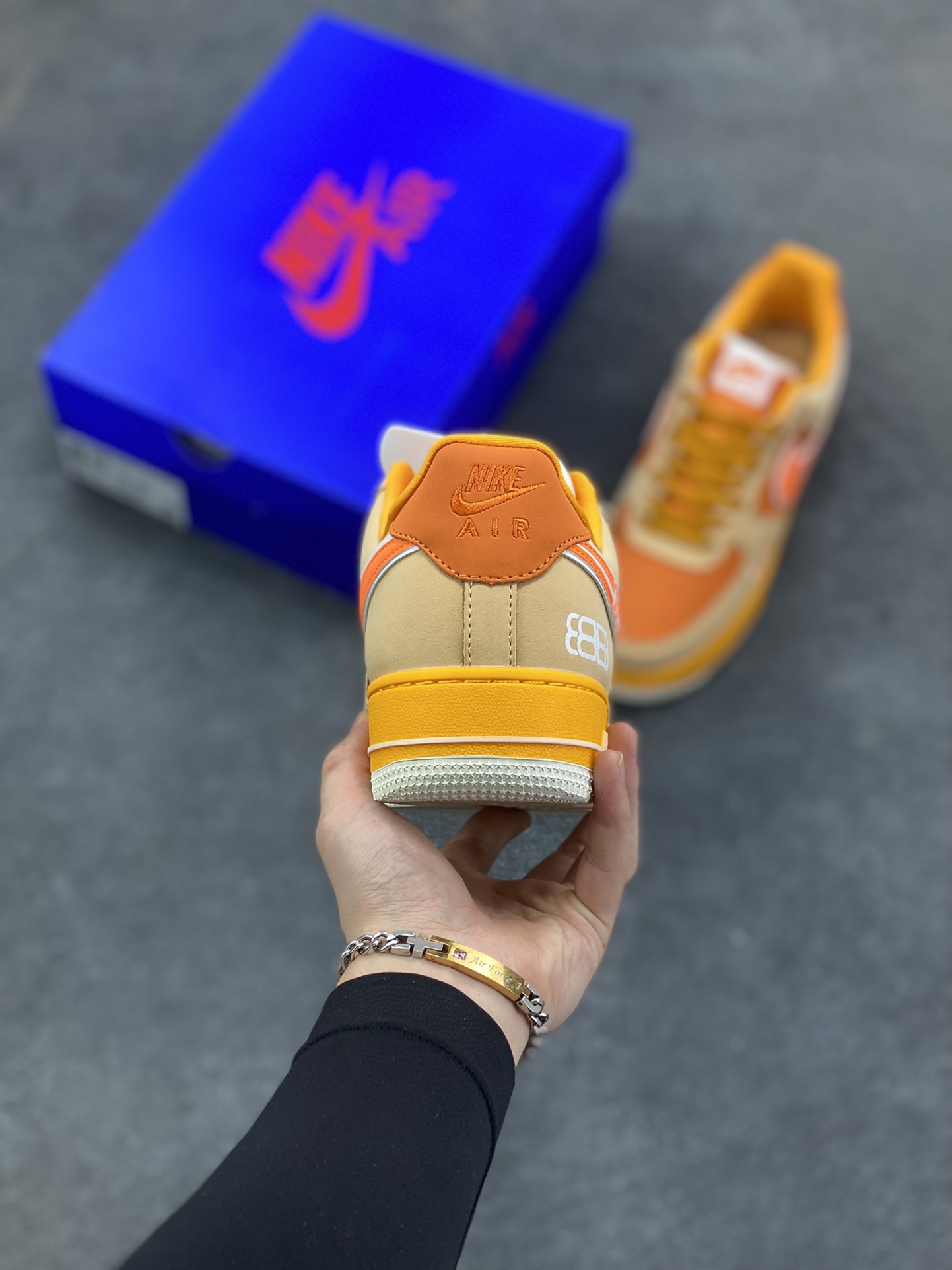 图片[4]-NIke Air Force 1 \’07 Low “巴黎世家联名——活力橙”空军一号 低帮 运动鞋 休闲鞋 折边针车 工艺难度大 原楦头原纸板 原装鞋盒 定制五金配件 内置全掌气垫 原厂鞋底 货号：SY1388-002 尺码：36 36.5 37.5 38 38.5 39 40 40.5 41 42 42.5 43 44 44.5 45-选品中心