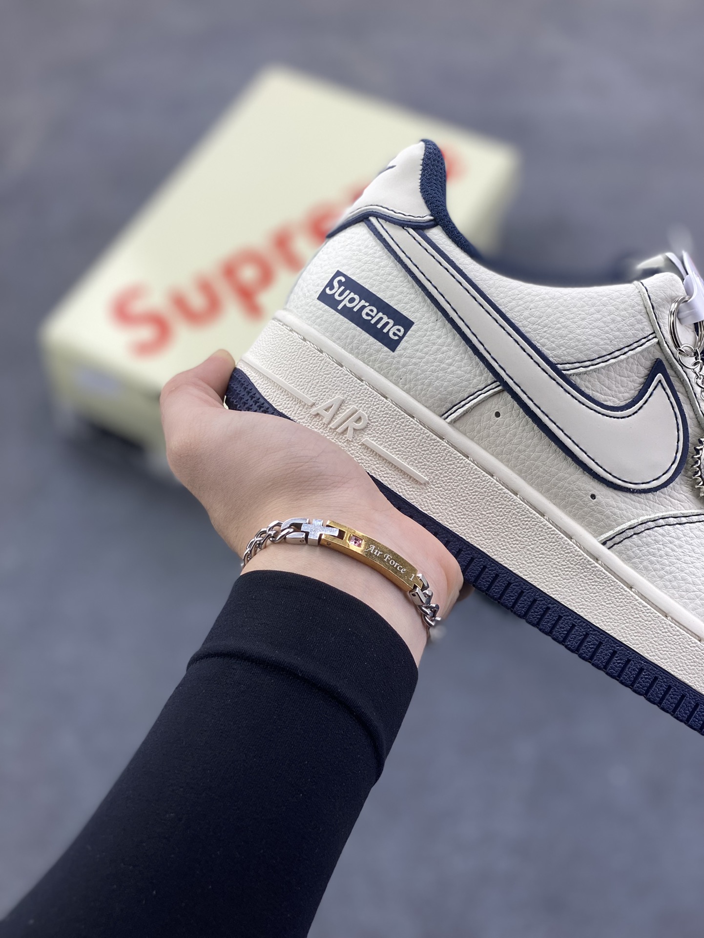 图片[6]-NIke Air Force 1 \’07 Low “Supreme联名-米蓝兔八哥”空军一号 低帮 运动鞋 休闲鞋 折边针车 工艺难度大 原楦头原纸板 原装鞋盒 定制五金配件 内置全掌气垫 原厂鞋底 货号：SM6668-113 尺码：36 36.5 37.5 38 38.5 39 40 40.5 41 42 42.5 43 44 44.5 45-选品中心
