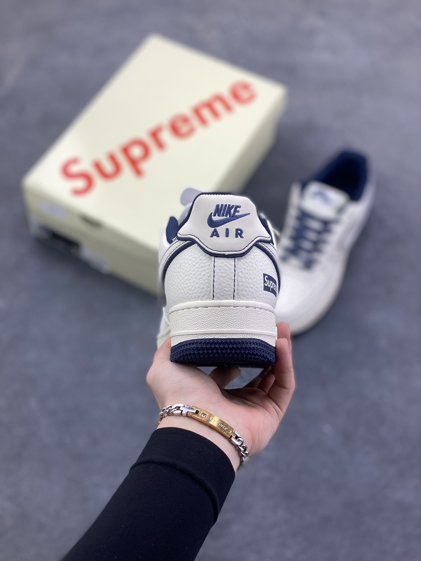 图片[4]-NIke Air Force 1 \’07 Low “Supreme联名-米蓝兔八哥”空军一号 低帮 运动鞋 休闲鞋 折边针车 工艺难度大 原楦头原纸板 原装鞋盒 定制五金配件 内置全掌气垫 原厂鞋底 货号：SM6668-113 尺码：36 36.5 37.5 38 38.5 39 40 40.5 41 42 42.5 43 44 44.5 45-选品中心