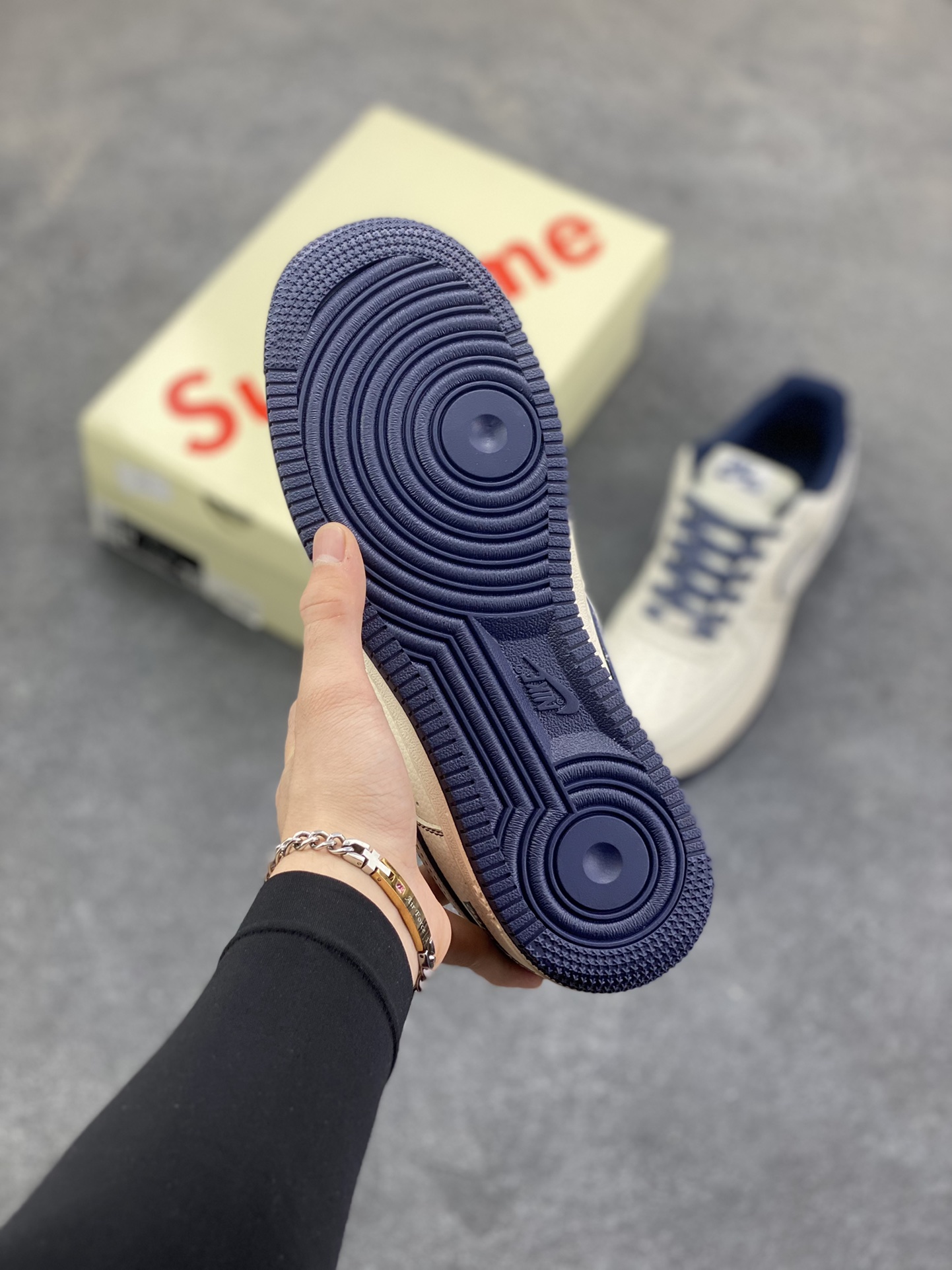 图片[5]-NIke Air Force 1 \’07 Low “Supreme联名-米蓝兔八哥”空军一号 低帮 运动鞋 休闲鞋 折边针车 工艺难度大 原楦头原纸板 原装鞋盒 定制五金配件 内置全掌气垫 原厂鞋底 货号：SM6668-113 尺码：36 36.5 37.5 38 38.5 39 40 40.5 41 42 42.5 43 44 44.5 45-选品中心