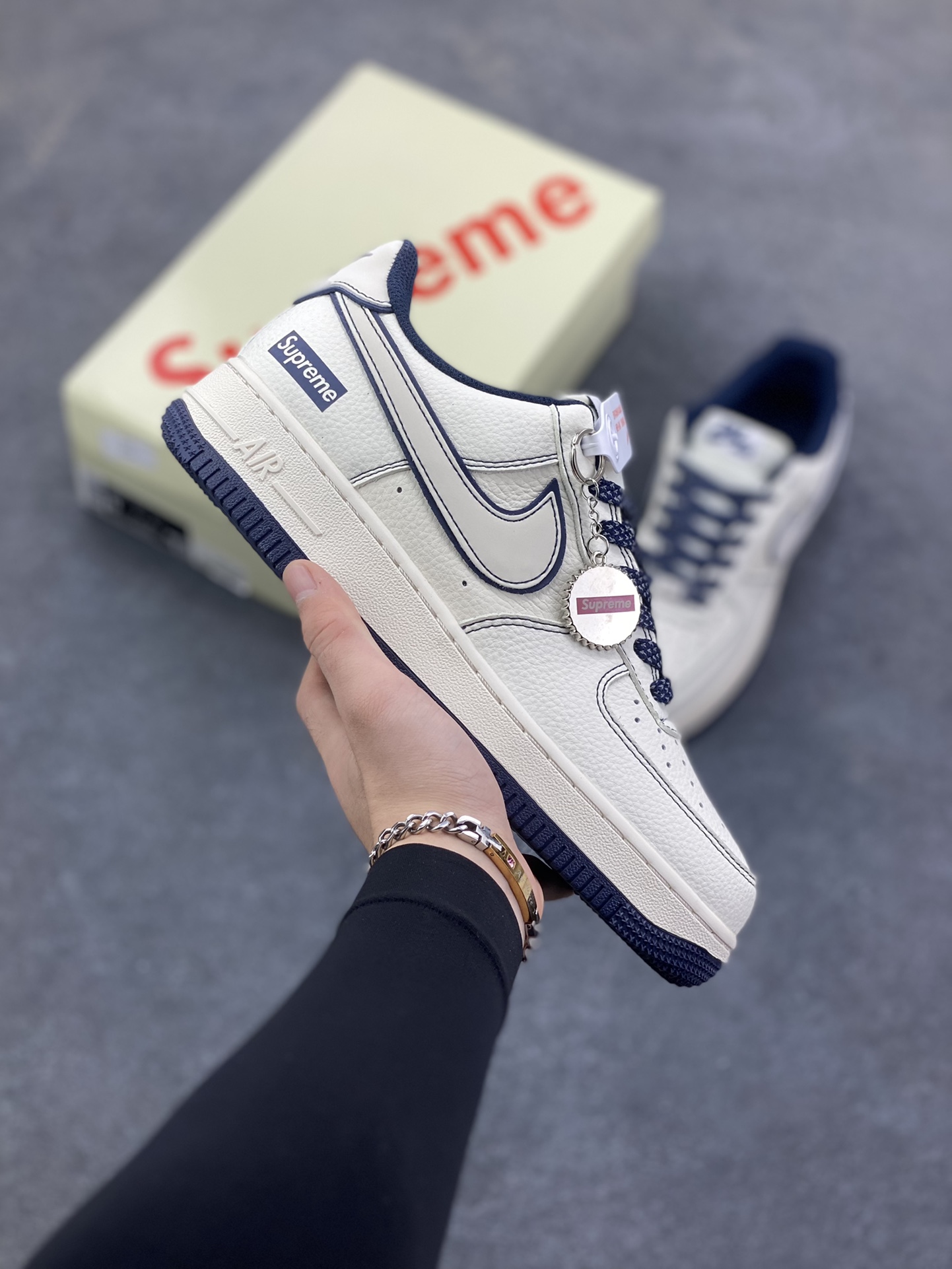 NIke Air Force 1 \'07 Low “Supreme联名-米蓝兔八哥”空军一号 低帮 运动鞋 休闲鞋 折边针车 工艺难度大 原楦头原纸板 原装鞋盒 定制五金配件 内置全掌气垫 原厂鞋底 货号：SM6668-113 尺码：36 36.5 37.5 38 38.5 39 40 40.5 41 42 42.5 43 44 44.5 45-选品中心