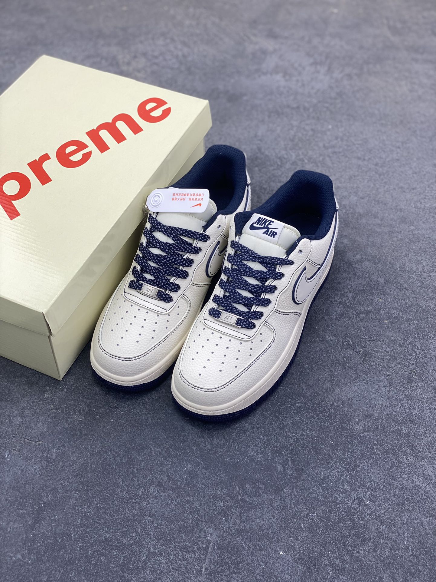 图片[8]-NIke Air Force 1 \’07 Low “Supreme联名-米蓝兔八哥”空军一号 低帮 运动鞋 休闲鞋 折边针车 工艺难度大 原楦头原纸板 原装鞋盒 定制五金配件 内置全掌气垫 原厂鞋底 货号：SM6668-113 尺码：36 36.5 37.5 38 38.5 39 40 40.5 41 42 42.5 43 44 44.5 45-选品中心