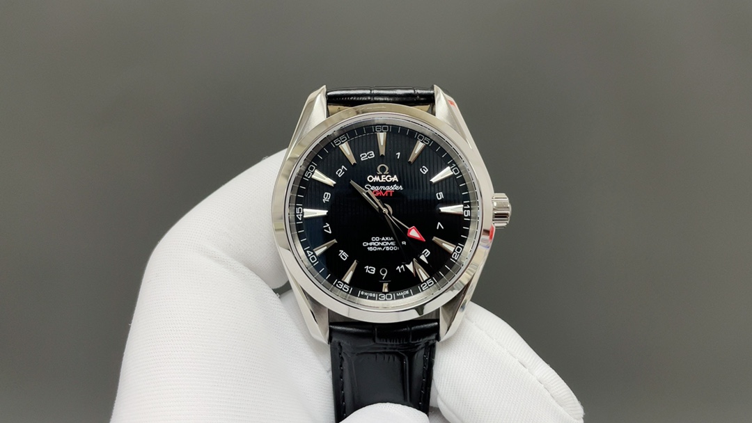 NO:586112,OVS Haima Mi GMT is equipped with a new 1:1 integrated movement. The size is 43mm and is newly launched!  1: The dial is made of yacht 'teak' board, with a unique striped dial design and GMT dual time zone. 2: Movement, dual barrels, two-way automatic winding, (the only version in the market) 3: The shock absorber has the same appearance and is a shock absorber OVS with real functions.19860909OVS 海马 米GMT 搭载全新1:1一体机芯.尺寸43mm全新上市！1:表盘以游艇 “柚木”板为素材 设计独特条纹表盘 GMT 双时区.2:机芯机芯 双发条盒,双向自动上链,（市场唯一对版）3:避震器外观一致,具备真实功能的避震器 OVS,,Watch