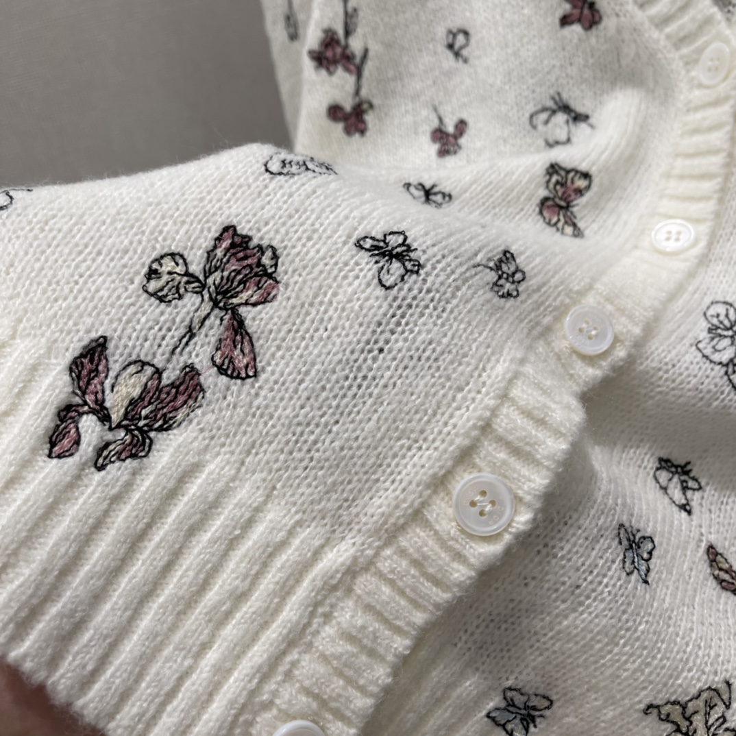 Ｄ家 25秋冬新款 蝴蝶刺绣开衫 重工立体蝴蝶刺绣+轻薄透视针织，柔软舒适，秋冬穿超合适!配牛仔裤或纱裙