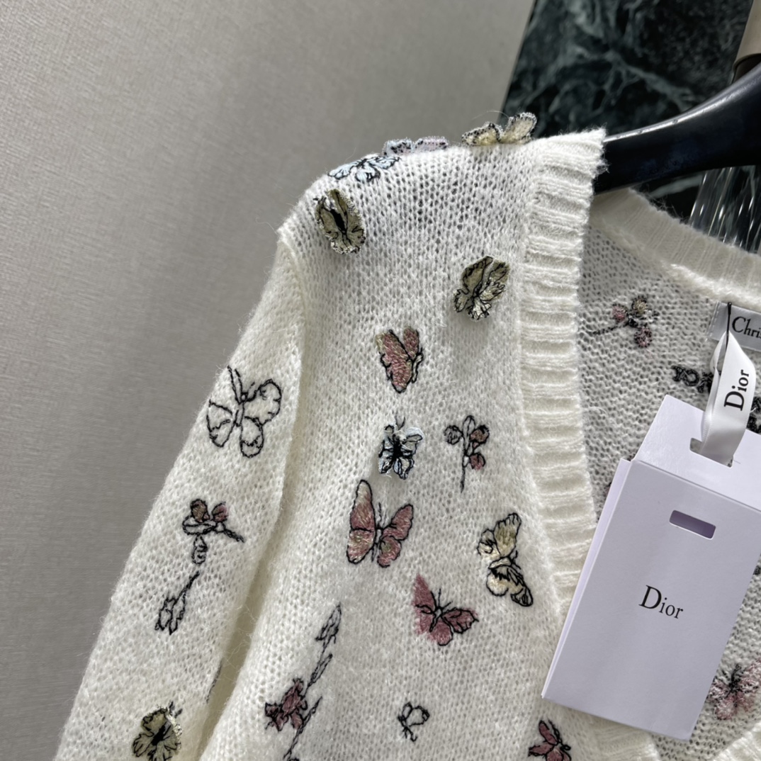 Ｄ家 25秋冬新款 蝴蝶刺绣开衫 重工立体蝴蝶刺绣+轻薄透视针织，柔软舒适，秋冬穿超合适!配牛仔裤或纱裙