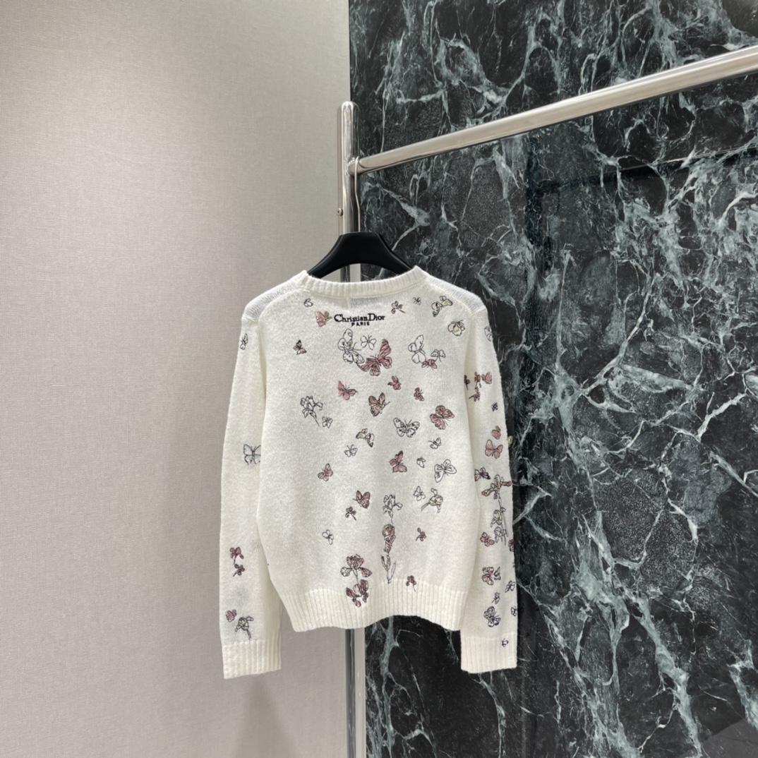 Ｄ家 25秋冬新款 蝴蝶刺绣圆领毛衣 重工立体蝴蝶刺绣+轻薄透视针织，柔软舒适，秋冬穿超合适!配牛仔裤或