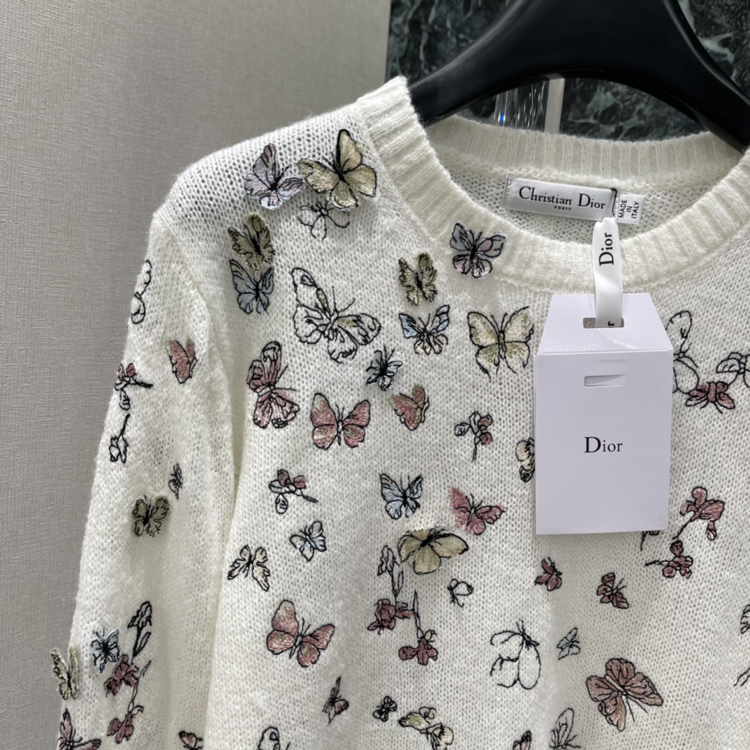 Ｄ家 25秋冬新款 蝴蝶刺绣圆领毛衣 重工立体蝴蝶刺绣+轻薄透视针织，柔软舒适，秋冬穿超合适!配牛仔裤或