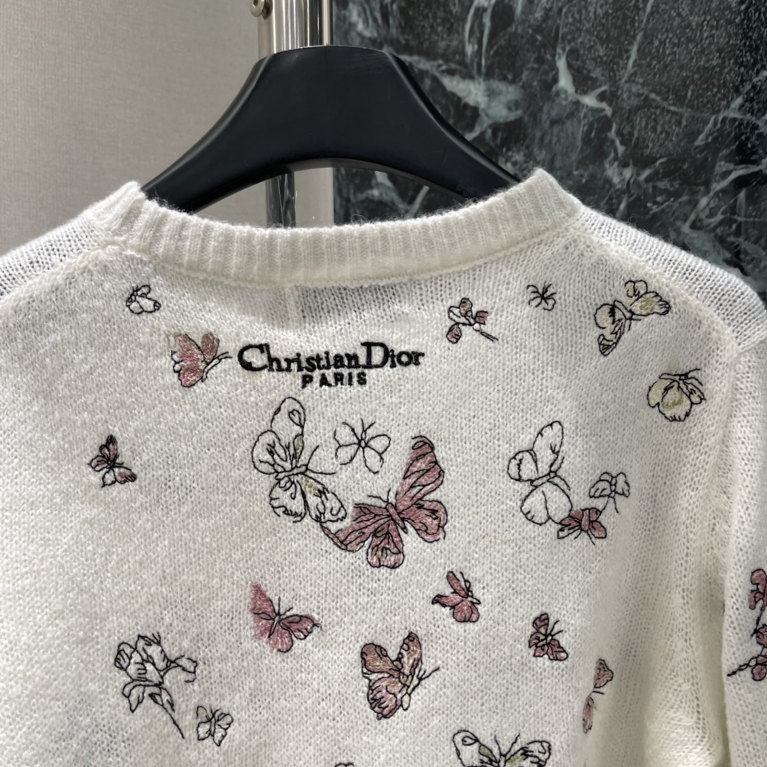 Ｄ家 25秋冬新款 蝴蝶刺绣圆领毛衣 重工立体蝴蝶刺绣+轻薄透视针织，柔软舒适，秋冬穿超合适!配牛仔裤或