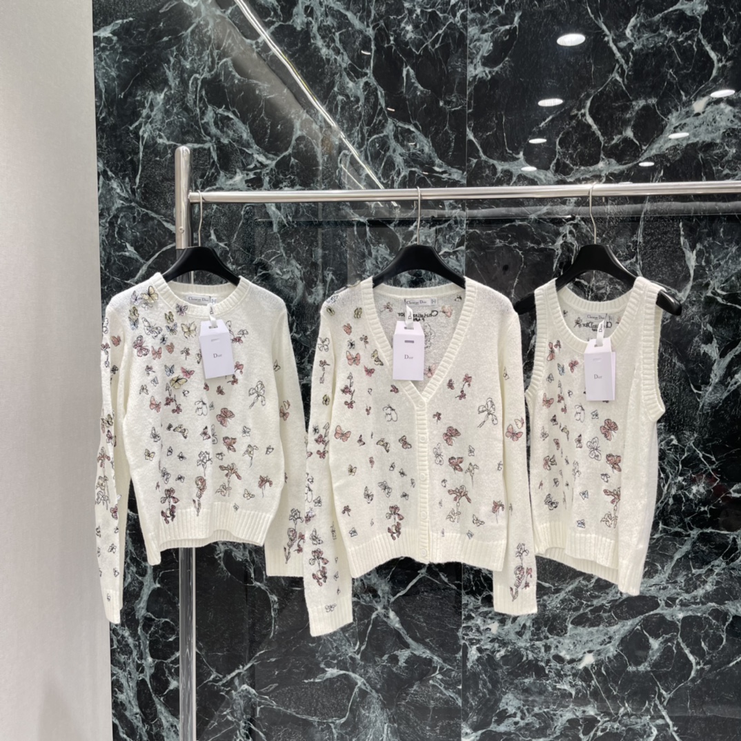 Ｄ家 25秋冬新款 蝴蝶刺绣圆领毛衣 重工立体蝴蝶刺绣+轻薄透视针织，柔软舒适，秋冬穿超合适!配牛仔裤或