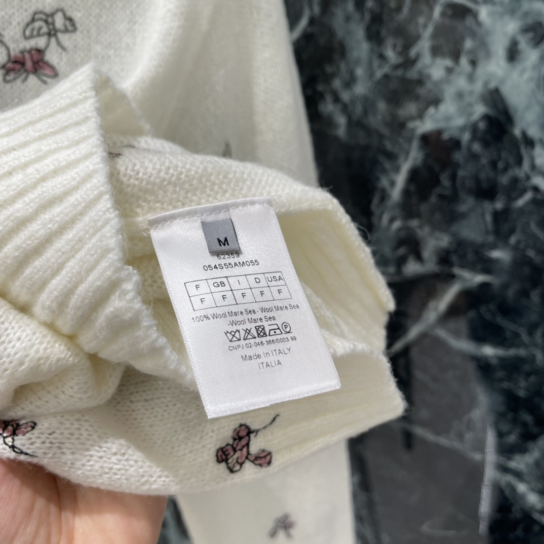 Ｄ家 25秋冬新款 蝴蝶刺绣背心 重工立体蝴蝶刺绣+轻薄透视针织，柔软舒适，秋冬穿超合适!配牛仔裤或纱裙