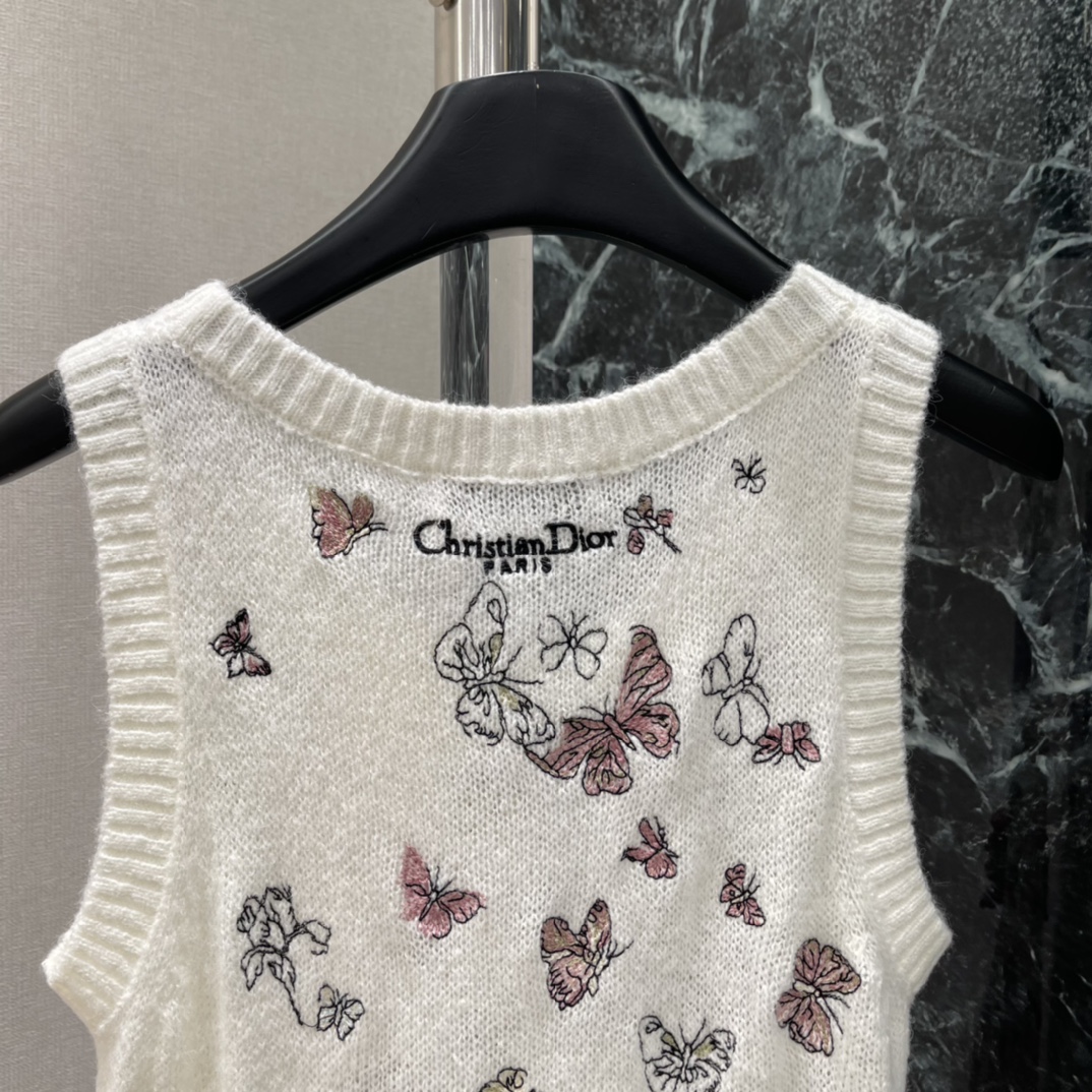 Ｄ家 25秋冬新款 蝴蝶刺绣背心 重工立体蝴蝶刺绣+轻薄透视针织，柔软舒适，秋冬穿超合适!配牛仔裤或纱裙