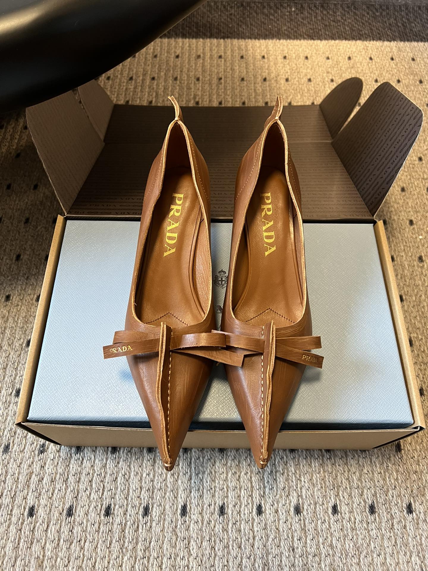 NO:616110,Prad* 25ss Prada's new bow pointed toe low heel adopts a pointed toe design, which is very fashionable and aggressive, highlighting your personality; the shoe body has unique dividing lines, adding design details, which is different from ordinary pointed toe shoes and has the iconic avant-garde style of the Prada brand.  Made of high-quality leather material, the texture is high-end and has a distressed effect, showing a retro and modern texture. The craftsmanship is fine, reflecting the high-end quality of the brand. The stiletto heel design enhances the wearer's aura while maintaining good stability, suitable for daily commuting or special occasions. Cowhide upper, sheepskin lining, genuine leather outsole  Size 35-41 (customized sizes 40-41 are non-refundable), single shoes, prada, prada, cowhide, sheepskin, Leather soles19860909Prad* 25ss普拉达新款蝴蝶结尖头矮跟小高跟 采用尖头设计,极具时尚感与攻击性,彰显个性；鞋身有独特的分割线条,增添设计细节,区别于普通尖头鞋,带有Prada品牌标志性的前卫风格. 选用优质皮革材质,质感高级,且有做旧效果的纹理,呈现出复古又摩登的质感,工艺精细,体现品牌高端品质.细高跟设计,提升穿着者气场,同时保持了较好的稳定性,适合日常通勤或特殊场合穿着. 鞋面牛皮 内里羊皮 大底真皮大底 Size35-41码（40-41码定制不退换）,单鞋,prada,prada,cowhide,sheepskin,Leather soles,Women's Shoes