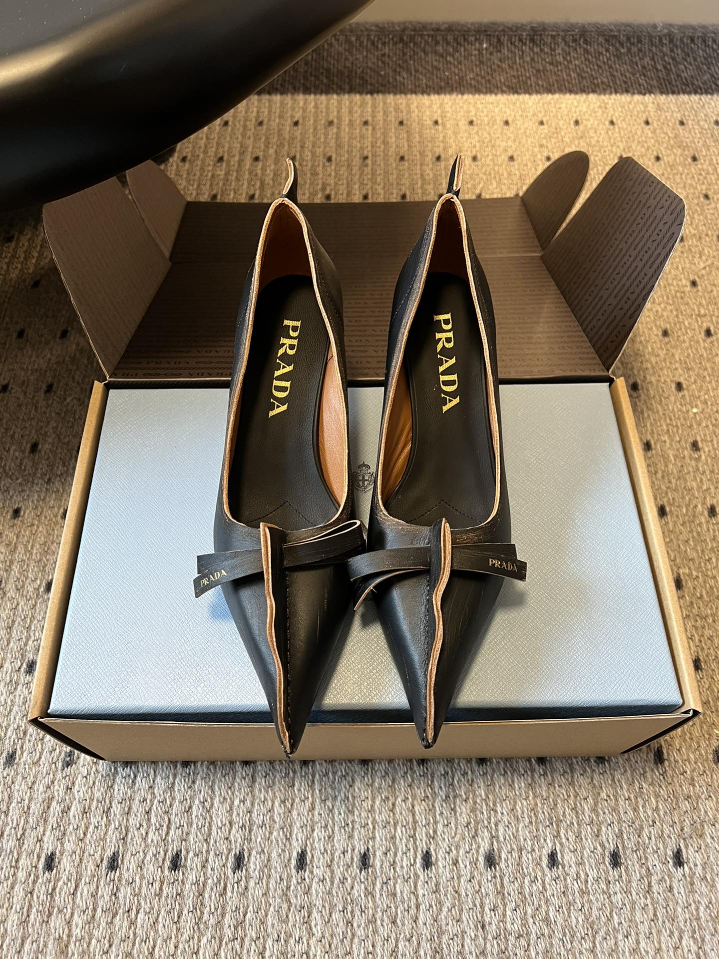 NO:616113,Prad* 25ss Prada's new bow pointed toe low heel adopts a pointed toe design, which is very fashionable and aggressive, highlighting your personality; the shoe body has unique dividing lines, adding design details, which is different from ordinary pointed toe shoes and has the iconic avant-garde style of the Prada brand.  Made of high-quality leather material, the texture is high-end and has a distressed effect, showing a retro and modern texture. The craftsmanship is fine, reflecting the high-end quality of the brand. The stiletto heel design enhances the wearer's aura while maintaining good stability, suitable for daily commuting or special occasions. Cowhide upper, sheepskin lining, genuine leather outsole  Size 35-41 (customized sizes 40-41 are non-refundable), single shoes, prada, prada, cowhide, sheepskin, Leather soles19860909Prad* 25ss普拉达新款蝴蝶结尖头矮跟小高跟 采用尖头设计,极具时尚感与攻击性,彰显个性；鞋身有独特的分割线条,增添设计细节,区别于普通尖头鞋,带有Prada品牌标志性的前卫风格. 选用优质皮革材质,质感高级,且有做旧效果的纹理,呈现出复古又摩登的质感,工艺精细,体现品牌高端品质.细高跟设计,提升穿着者气场,同时保持了较好的稳定性,适合日常通勤或特殊场合穿着. 鞋面牛皮 内里羊皮 大底真皮大底 Size35-41码（40-41码定制不退换）,单鞋,prada,prada,cowhide,sheepskin,Leather soles,Women's Shoes