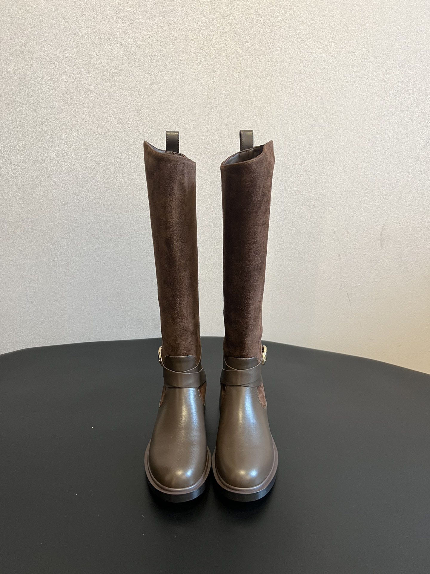 NO:594514,Denim suede Stuart Weitzma* SW new autumn and winter splicing style knight boots. The leather part has a delicate texture, while the fabric and suede materials increase the texture diversity of the shoes. The boots are decorated with metal buckles and belts, which add a retro and fashionable feel to the overall look and enhance the recognition of the shoes. There is a small pull-loop design on the top of the boot shaft for easy putting on and taking off.  The overall style leans towards the retro British style, which is suitable for both daily casual wear and a smart commuting look. The low-heeled flat-soled design ensures the comfort of wearing and also enhances the practicality of the shoes, suitable for long-term walking. Material: calfskin/mercerized calfskin/washed denim velvet, lining sheepskin, outsole, rubber outsole, 4cm height increase, size 35/40 (40 is custom-made, non-returnable, non-exchangeable), boots, stuart  weitzman,boots,cowhide,sheepskin,chamois leather19860909牛仔面牛反绒面 Stuart Weitzma* SW 秋冬新款拼接风骑士靴 皮革部分质感细腻,织物和麂皮材质则增加了鞋子的质感多样性.靴身带有金属扣环与皮带装饰,为整体造型增添了复古与时尚感,提升了鞋子的辨识度. 靴筒顶部有小提环设计,方便穿脱. 整体风格偏向复古英伦风,既适合日常休闲穿搭,也能打造出干练的通勤造型.采用低跟平底设计,保证了穿着的舒适性,同时也增强了鞋子的实用性,适合长时间行走. 材质小牛皮/丝光牛反/水洗牛仔布绒 内里羊皮 大底橡胶大底 增高4cm 码数35/40（40定做不退不换）,靴子,stuart weitzman,boots,cowhide,sheepskin,chamois leather,Women's Shoes