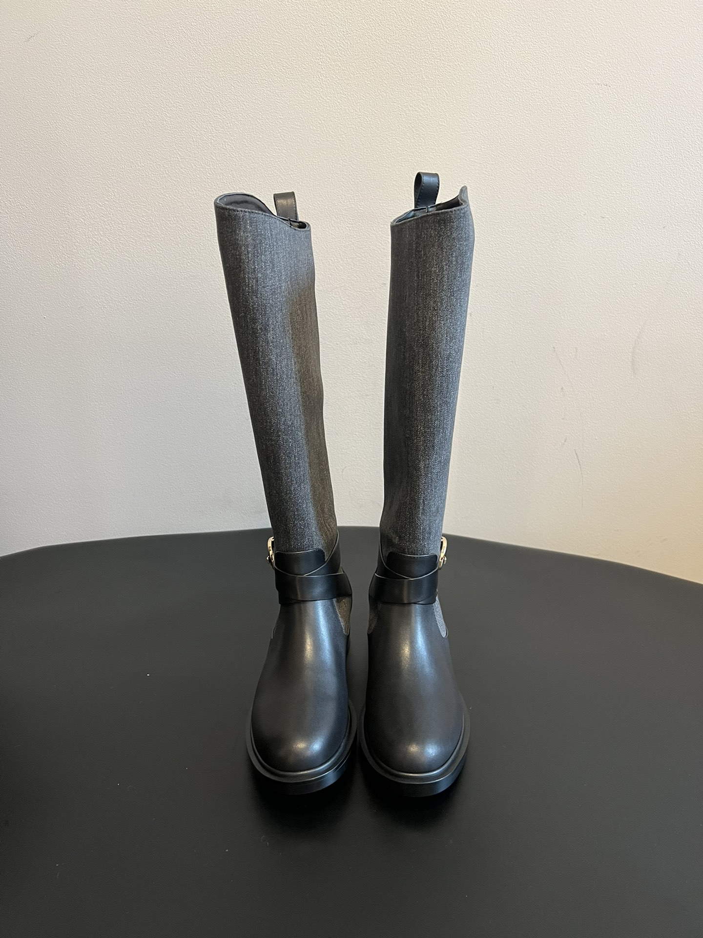 NO:594520,Denim suede Stuart Weitzma* SW new autumn and winter splicing style knight boots. The leather part has a delicate texture, while the fabric and suede materials add to the texture diversity of the shoes. The boots are decorated with metal buckles and belts, which add a retro and fashionable feel to the overall look and enhance the recognition of the shoes. There is a small pull-loop design on the top of the boot shaft for easy putting on and taking off.  The overall style leans towards the retro British style, which is suitable for both daily casual wear and a smart commuter look. The low-heeled flat-soled design ensures the comfort of wearing and also enhances the practicality of the shoes, suitable for long-term walking. Material: calfskin/mercerized calfskin/washed denim velvet, sheepskin lining, outsole, rubber outsole, 4cm height increase, size 35/40 (40 is custom-made, non-returnable, non-exchangeable), boots, stuart  weitzman,boots,cowhide,sheepskin,chamois leather19860909牛仔面牛反绒面 Stuart Weitzma* SW 秋冬新款拼接风骑士靴 皮革部分质感细腻,织物和麂皮材质则增加了鞋子的质感多样性.靴身带有金属扣环与皮带装饰,为整体造型增添了复古与时尚感,提升了鞋子的辨识度. 靴筒顶部有小提环设计,方便穿脱. 整体风格偏向复古英伦风,既适合日常休闲穿搭,也能打造出干练的通勤造型.采用低跟平底设计,保证了穿着的舒适性,同时也增强了鞋子的实用性,适合长时间行走. 材质小牛皮/丝光牛反/水洗牛仔布绒 内里羊皮 大底橡胶大底 增高4cm 码数35/40（40定做不退不换）,靴子,stuart weitzman,boots,cowhide,sheepskin,chamois leather,Women's Shoes