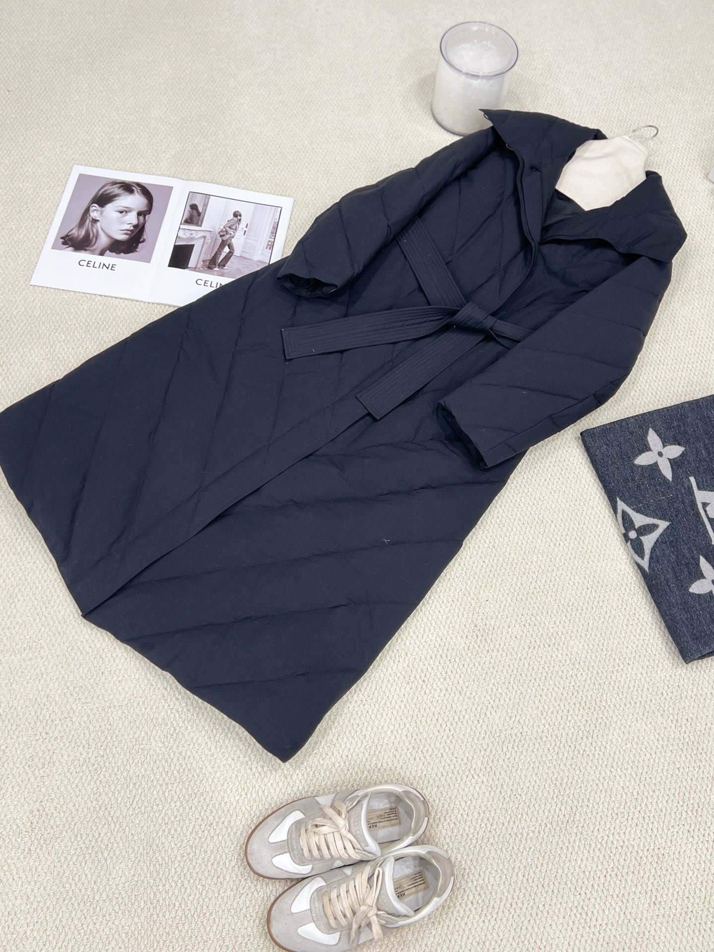 NO:637087,The new goose down jacket for autumn and winter is new. The fashionable focus of quilted goose down jacket [Modern Black] invites you to appreciate the details. It is made of 100 pure cotton fabrics, which feels delicate and breathable. The quilted line design of the large body breaks the monotony and rigidity of traditional down jackets. Every part is carefully designed, cut and spliced together to form a special visual effect. Custom-dyed and fixed-color shell buttons are used to display exquisite details.  Stylish and unique two-wear collar, the concave shape is warm and can well protect the neck from the cold wind, women's clothing, jackets & coats, down jacket, alexander wang19860909秋冬新款鹅绒服上新 时尚焦点绗线鹅绒羽绒服外套【摩登黑】细节邀您鉴赏 选用100纯棉面料,手感细腻透气 大身绗线立设计打破了传统羽绒服的单调与呆板 每一处都经过精心的设计与裁剪拼接在一起 形成了特别的视觉效果 选用定染定色贝壳纽扣,细节展示精致 时髦个性的两穿领型,凹造型温暖两不误 能够很好地保护颈部不受寒风的侵袭,女装,jackets & coats,down jacket,alexander wang,Women's clothing