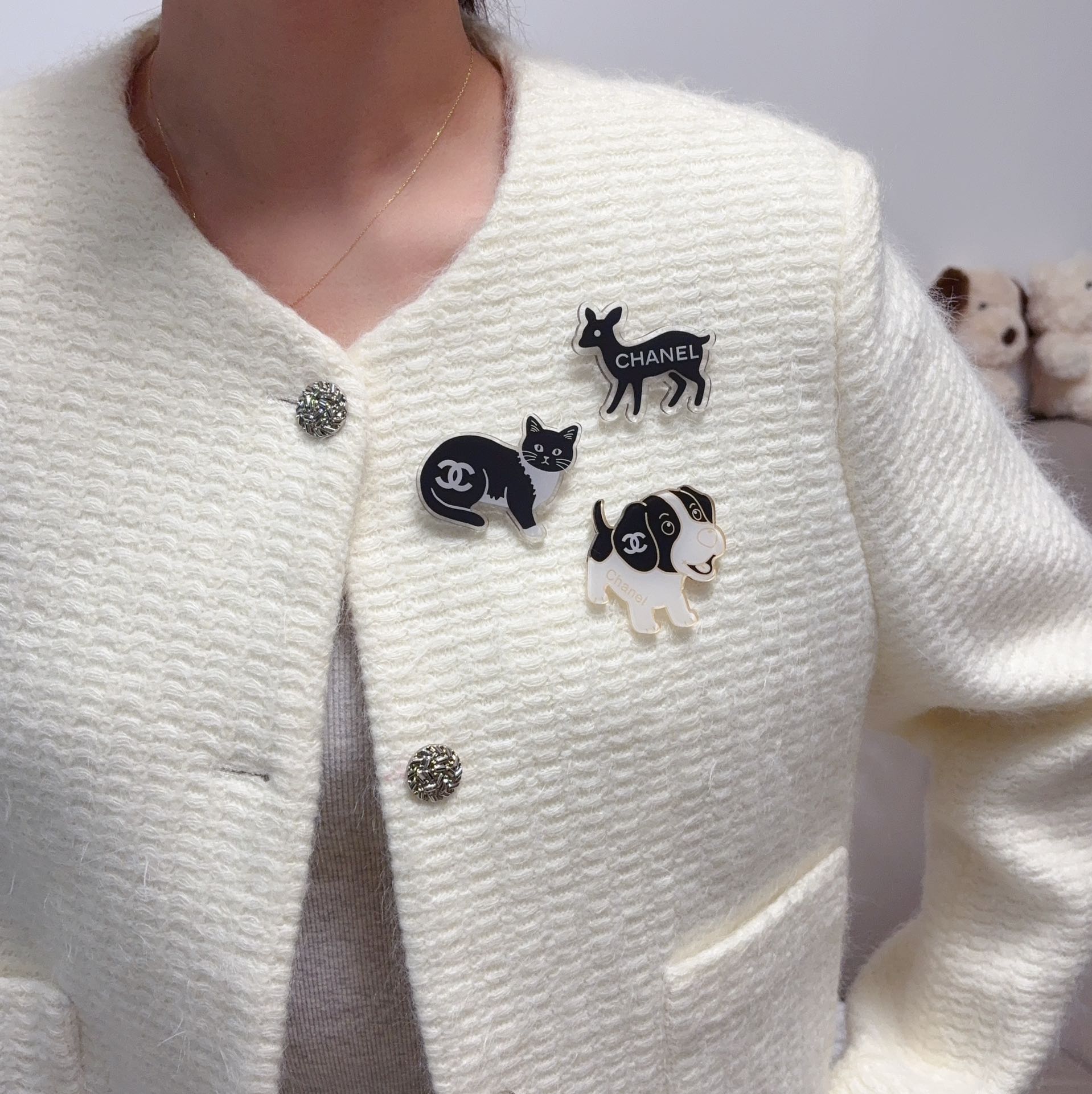 NO:583447,CHANEL Xiaoxiang The latest high-version acrylic animal, deer, cat, dog Chanel brooch is the accessory that understands women best. Women who devote all their efforts to being themselves tend to cherish the meaning of the brooch more. Ms. Chanel pinned the brooch on her hat and told the fashionable ladies who imitated her [Brooch is very practical. It can be pinned on the collar of a suit, on a pocket, on a hat, on a belt or on an evening dress. Boutique jewelry, chanel, chanel, business  suit, brooch, breastpin, hats19860909CHANEL小香 最新款高版本亚克力动物、鹿、猫、狗香奈儿胸针,是最懂女人的饰物.那些倾注了全部心血去做自己的女人,往往更珍惜胸针的意义.香奈儿女士把胸针别在帽子上,并告诉那些模仿她的时髦女士们[胸针可是非常实用,它可以别在西装领上、口袋上、帽子上、腰带上或者是晚礼服上,饰品精品,chanel,chanel,business suit,brooch，breastpin,hats,Jewelry