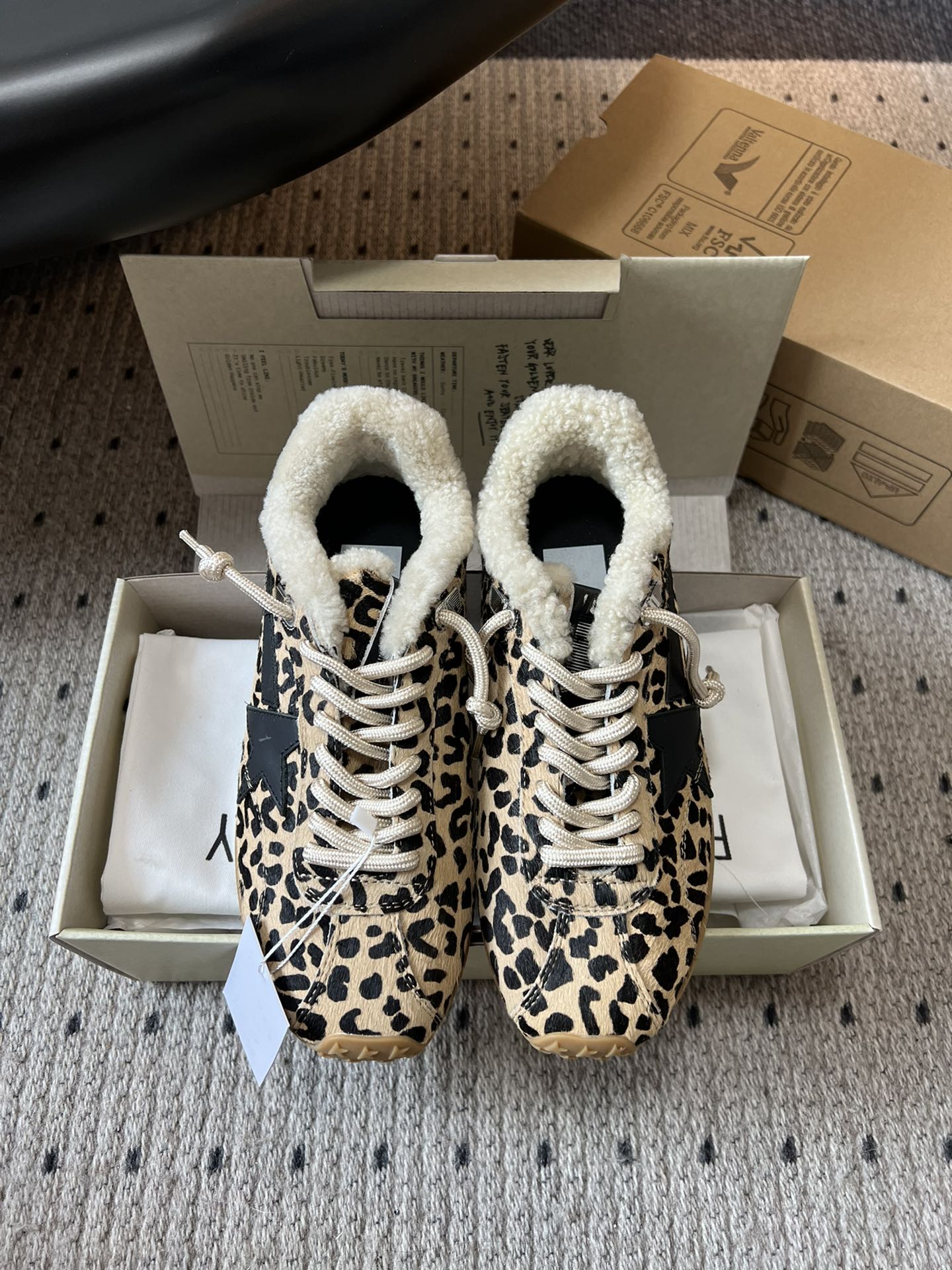 NO:594269,Top-quality GGDB Golden Goos* 25ss retro distressed velvet casual shoes adopt an old retro style, with deliberate wear marks on the shoe body, showing a unique retro texture. Incorporating the design elements of Dexun shoes and Forrest Gump shoes, it combines retro and sports casual styles. The style is designed with velvet, and the plush material at the shoe mouth increases warmth, making it suitable for autumn and winter. The sole is designed with a thin sole, which is both comfortable and casual.  The star decoration on the side of the shoe is one of its iconic design elements, which increases the recognition of the shoe. It is available in leopard print, black, khaki and other colors. The leopard print model is very fashionable, and black and khaki are more versatile. Upper cowhide/cow suede Lining wool outsole Original open mold outsole Increased by 2cm SIZE35-40 size (40 size customization is not returnable), casual shoes/sports shoes, sneakers, cowhide19860909顶级品质 GGDB Golden Goos* 25ss复古做旧风加绒休闲鞋 采用做旧复古风格,鞋身带有刻意的磨损痕迹,呈现出独特的复古质感.融入德训鞋、阿甘鞋的设计元素,兼具复古与运动休闲风格.款式采用加绒设计,鞋口处的毛绒材质增加了保暖性,适合秋冬季节穿着.鞋底为薄底设计,兼具舒适性与休闲感. 鞋侧有星星装饰,是其标志性设计元素之一,增加了鞋子的辨识度.有豹纹、黑色、卡其色等多种配色可选,其中豹纹款极具时尚感,黑色和卡其色则更显百搭. 鞋面牛皮/牛反绒 内里羊毛 大底原版开模大底 增高2cm SIZE35-40码（40码定制不退换）,休闲鞋/运动鞋,sneakers,cowhide,Women's Shoes