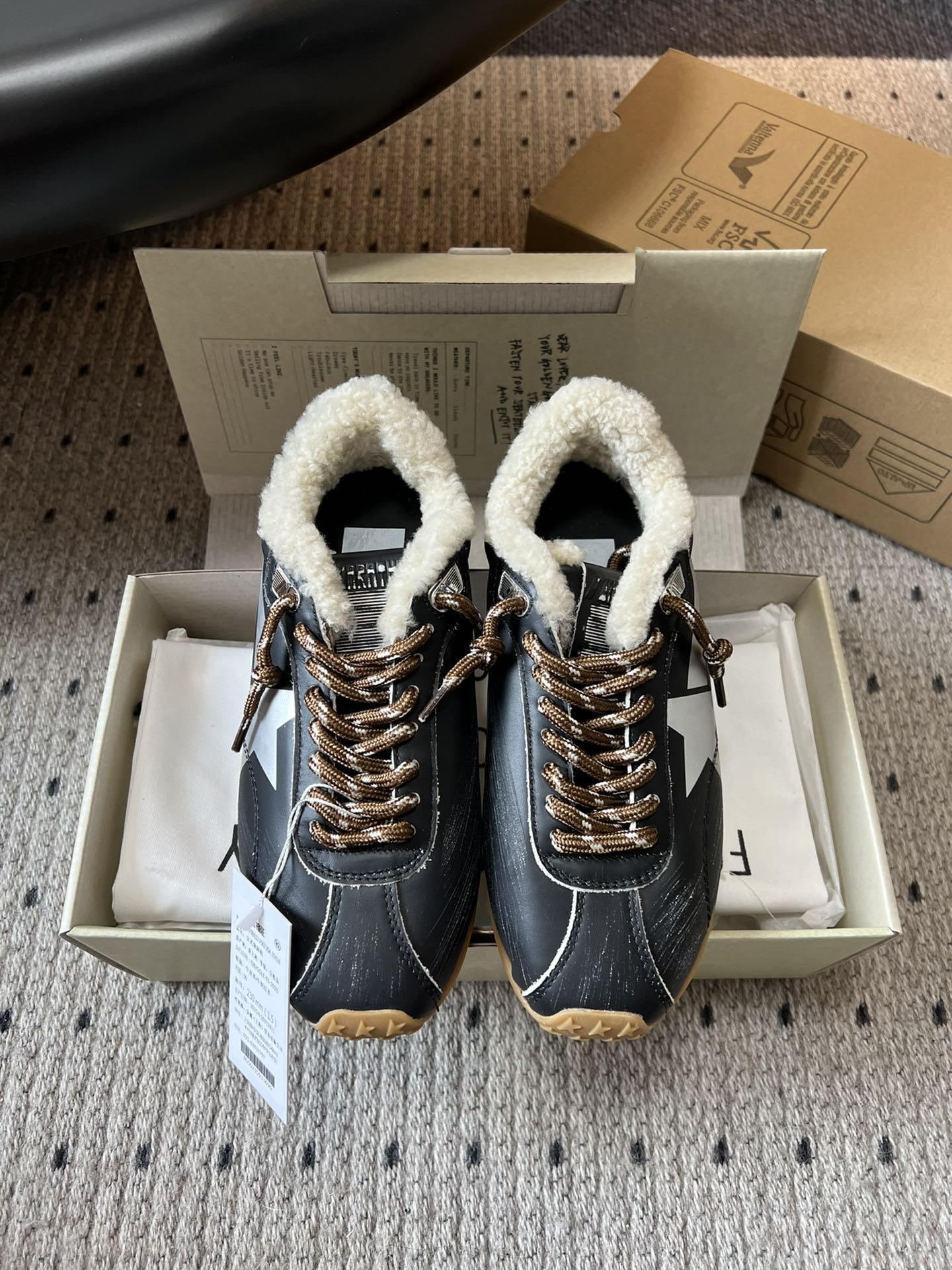 NO:593598,GGDB Golden Goos* 25ss retro distressed style plus velvet casual shoes adopt an old retro style, with deliberate wear marks on the shoe body, showing a unique retro texture. Incorporating the design elements of Dexun shoes and Forrest Gump shoes, it combines retro and sports leisure styles. The style is designed with plush velvet, and the plush material at the shoe mouth increases warmth, making it suitable for autumn and winter. The sole is designed with a thin sole, which combines comfort and leisure.  The star decoration on the side of the shoe is one of its iconic design elements, which increases the recognition of the shoe. It is available in leopard print, black, khaki and other colors. The leopard print model is very fashionable, and black and khaki are more versatile. Upper cowhide/cow suede Lining wool outsole Original open mold outsole Increased by 2cm SIZE35-40 size (40 size customization is not returnable), casual shoes/sports shoes, sneakers, cowhide19860909GGDB Golden Goos* 25ss复古做旧风加绒休闲鞋 采用做旧复古风格,鞋身带有刻意的磨损痕迹,呈现出独特的复古质感.融入德训鞋、阿甘鞋的设计元素,兼具复古与运动休闲风格.款式采用加绒设计,鞋口处的毛绒材质增加了保暖性,适合秋冬季节穿着.鞋底为薄底设计,兼具舒适性与休闲感. 鞋侧有星星装饰,是其标志性设计元素之一,增加了鞋子的辨识度.有豹纹、黑色、卡其色等多种配色可选,其中豹纹款极具时尚感,黑色和卡其色则更显百搭. 鞋面牛皮/牛反绒 内里羊毛 大底原版开模大底 增高2cm SIZE35-40码（40码定制不退换）,休闲鞋/运动鞋,sneakers,cowhide,Women's Shoes