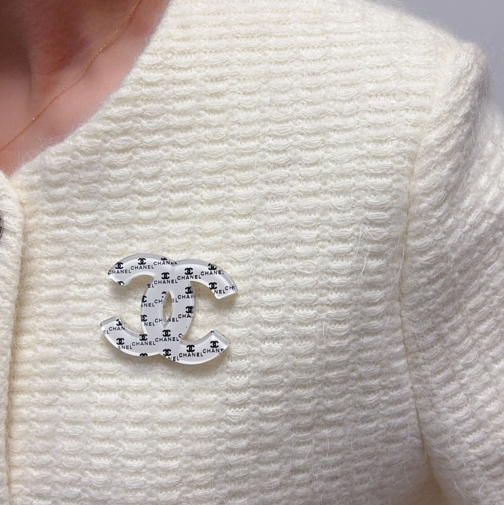 NO:575740,CHANEL Xiaoxiang The latest high version of the acrylic white Chanel brooch is the accessory that understands women best. Women who devote all their efforts to being themselves tend to cherish the meaning of the brooch more. Ms. Chanel pinned the brooch on her hat and told the fashionable ladies who imitated her [The brooch is very practical. It can be pinned on the suit collar, pocket, hat, belt or evening dress. Boutique jewelry, chanel, chanel, business  suit, brooch, breastpin, hats19860909CHANEL小香 最新款高版本亚克力白色香奈儿胸针,是最懂女人的饰物.那些倾注了全部心血去做自己的女人,往往更珍惜胸针的意义.香奈儿女士把胸针别在帽子上,并告诉那些模仿她的时髦女士们[胸针可是非常实用,它可以别在西装领上、口袋上、帽子上、腰带上或者是晚礼服上,饰品精品,chanel,chanel,business suit,brooch，breastpin,hats,Jewelry