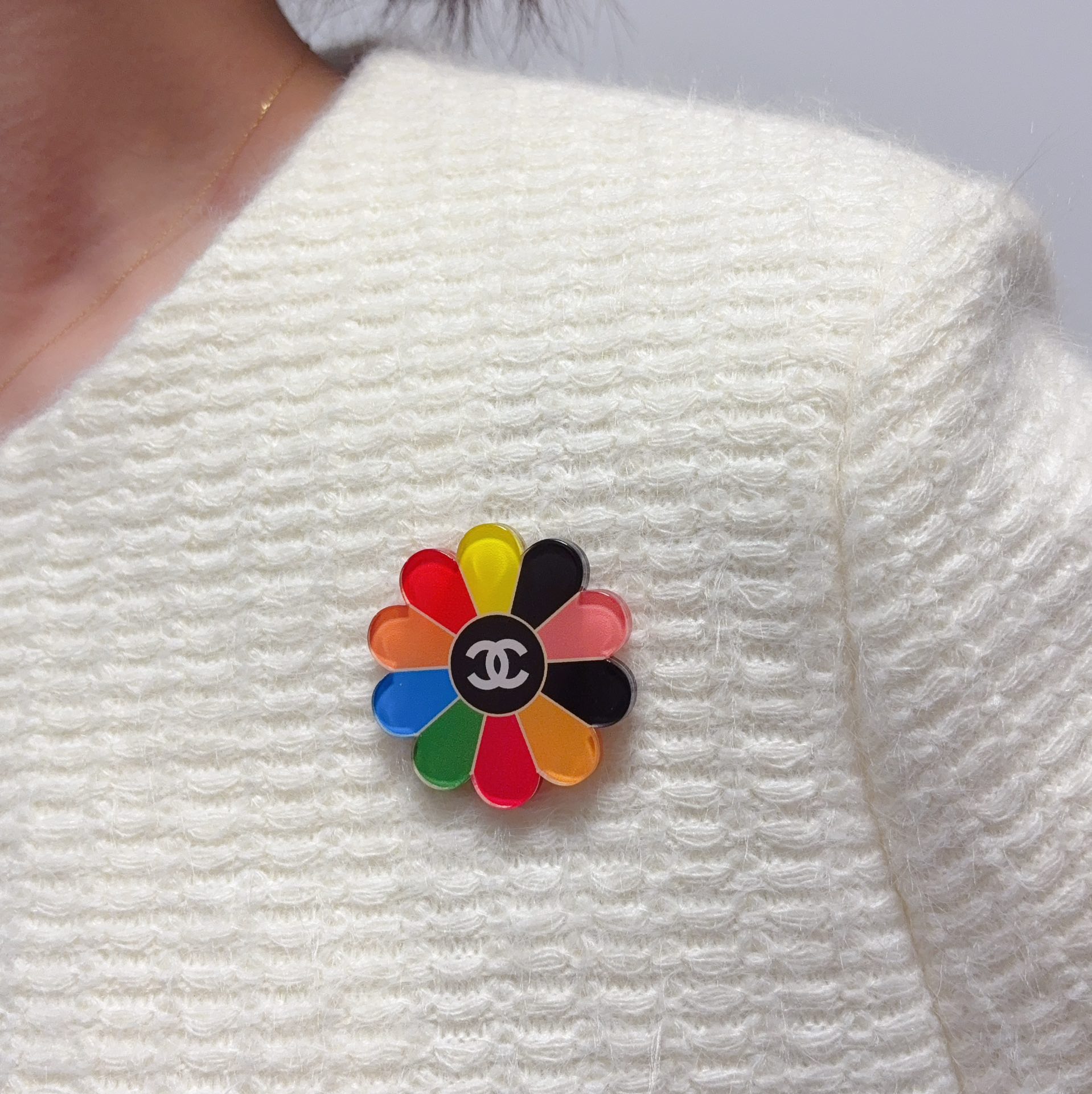 NO:583449,CHANEL Xiaoxiang The latest high-version acrylic sunflower and daisy rainbow-colored Chanel brooches are the accessories that understand women best. Women who devote all their efforts to being themselves tend to cherish the meaning of brooches more. Ms. Chanel pinned the brooch on her hat and told the fashionable ladies who imitated her [Brooch is very practical. It can be pinned on the collar of a suit, on a pocket, on a hat, on a belt or on an evening dress. Boutique jewelry, chanel, chanel, business  suit, brooch, breastpin, hats19860909CHANEL小香 最新款高版本亚克力太阳花、小雏菊彩虹色香奈儿胸针,是最懂女人的饰物.那些倾注了全部心血去做自己的女人,往往更珍惜胸针的意义.香奈儿女士把胸针别在帽子上,并告诉那些模仿她的时髦女士们[胸针可是非常实用,它可以别在西装领上、口袋上、帽子上、腰带上或者是晚礼服上,饰品精品,chanel,chanel,business suit,brooch，breastpin,hats,Jewelry