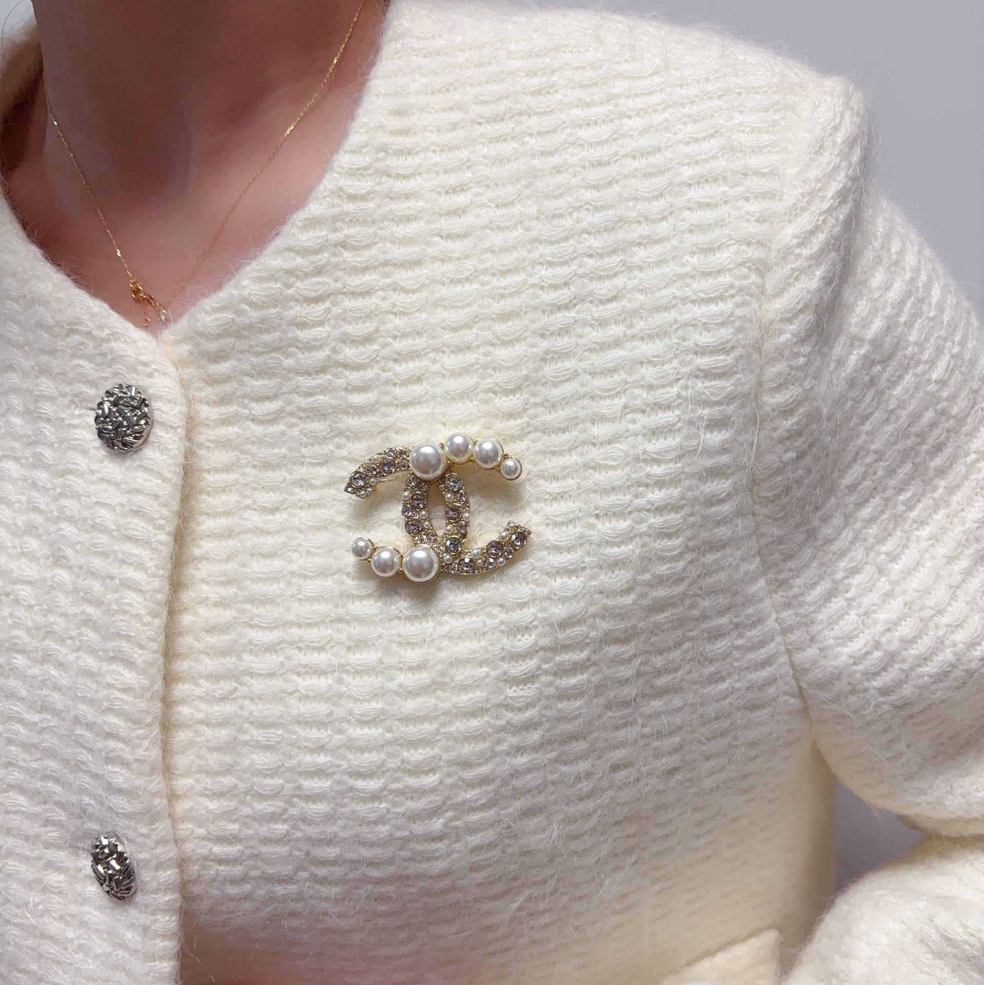 NO:583451,CHANEL Xiaoxiang The latest high version of the pearl diamond Chanel brooch is the accessory that understands women best. Women who devote all their efforts to being themselves tend to cherish the meaning of the brooch more. Ms. Chanel pinned the brooch on her hat and told the fashionable ladies who imitated her [The brooch is very practical. It can be pinned on the suit collar, pocket, hat, belt or evening dress. Boutique jewelry, chanel, chanel, business  suit, brooch, breastpin, hats19860909CHANEL小香 最新款高版本珍珠钻香奈儿胸针,是最懂女人的饰物.那些倾注了全部心血去做自己的女人,往往更珍惜胸针的意义.香奈儿女士把胸针别在帽子上,并告诉那些模仿她的时髦女士们[胸针可是非常实用,它可以别在西装领上、口袋上、帽子上、腰带上或者是晚礼服上,饰品精品,chanel,chanel,business suit,brooch，breastpin,hats,Jewelry