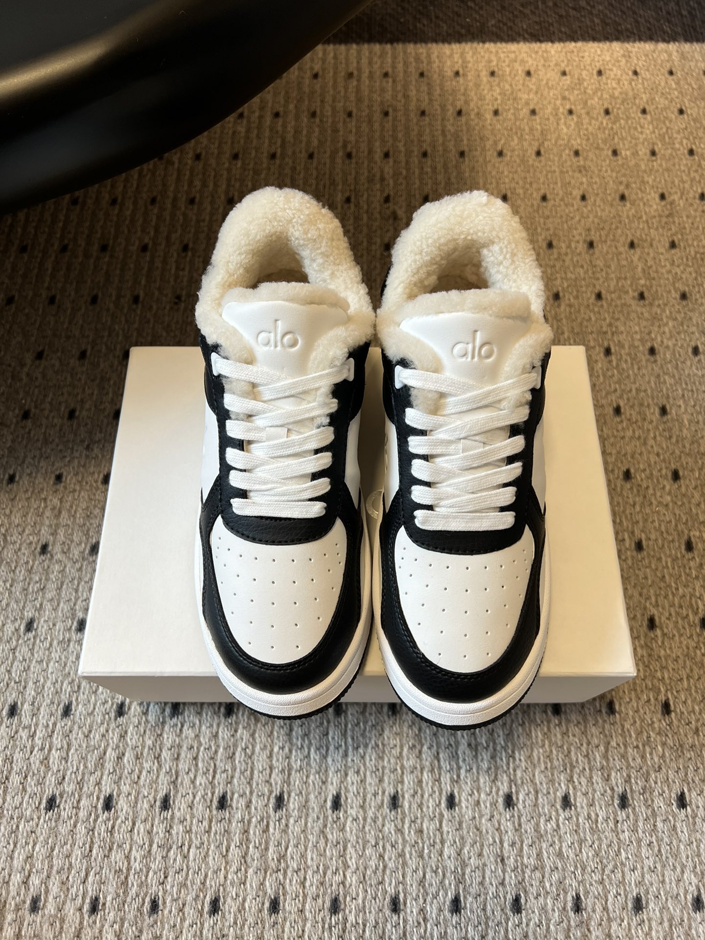 NO:593601,Al*25ss new retro casual velvet sneakers are sneaker style, the overall design is simple and fashionable, with a classic sneaker style, both casual and trendy. The shoe mouth is designed with velvet, and the plush material is soft and comfortable, which increases the warmth of the shoes and is suitable for autumn and winter wear.  Made of leather, the texture is fine, and the toe head is designed with breathable holes to ensure a certain level of comfort. It adopts a lace-up design, and the tightness can be adjusted according to the foot shape to ensure a good fit. The sole design takes into account comfort and wear resistance, suitable for daily walking. Material: cowhide, wool lining, outsole, rubber outsole, 4cm height increase, Size 35-40 (40 size customization is not returnable), casual shoes/sports shoes, sneakers, cowhide19860909Al*25ss 新品复古休闲加绒运动鞋 属于板鞋款式,整体设计简约时尚,带有经典的运动鞋风格,兼具休闲与潮流感.鞋口采用加绒设计,毛绒材质柔软舒适,增加了鞋子的保暖性,适合秋冬季节穿着. 皮革材质,质感细腻,同时鞋头有透气孔设计,保证了一定的舒适度.采用系带设计,可根据脚型调整松紧,保证穿着的贴合度.鞋底设计兼顾了舒适性与耐磨性,适合日常行走. 材质牛皮 内里羊毛 大底橡胶大底 增高4cm Size35-40码（40码定制不退换）,休闲鞋/运动鞋,sneakers,cowhide,Women's Shoes