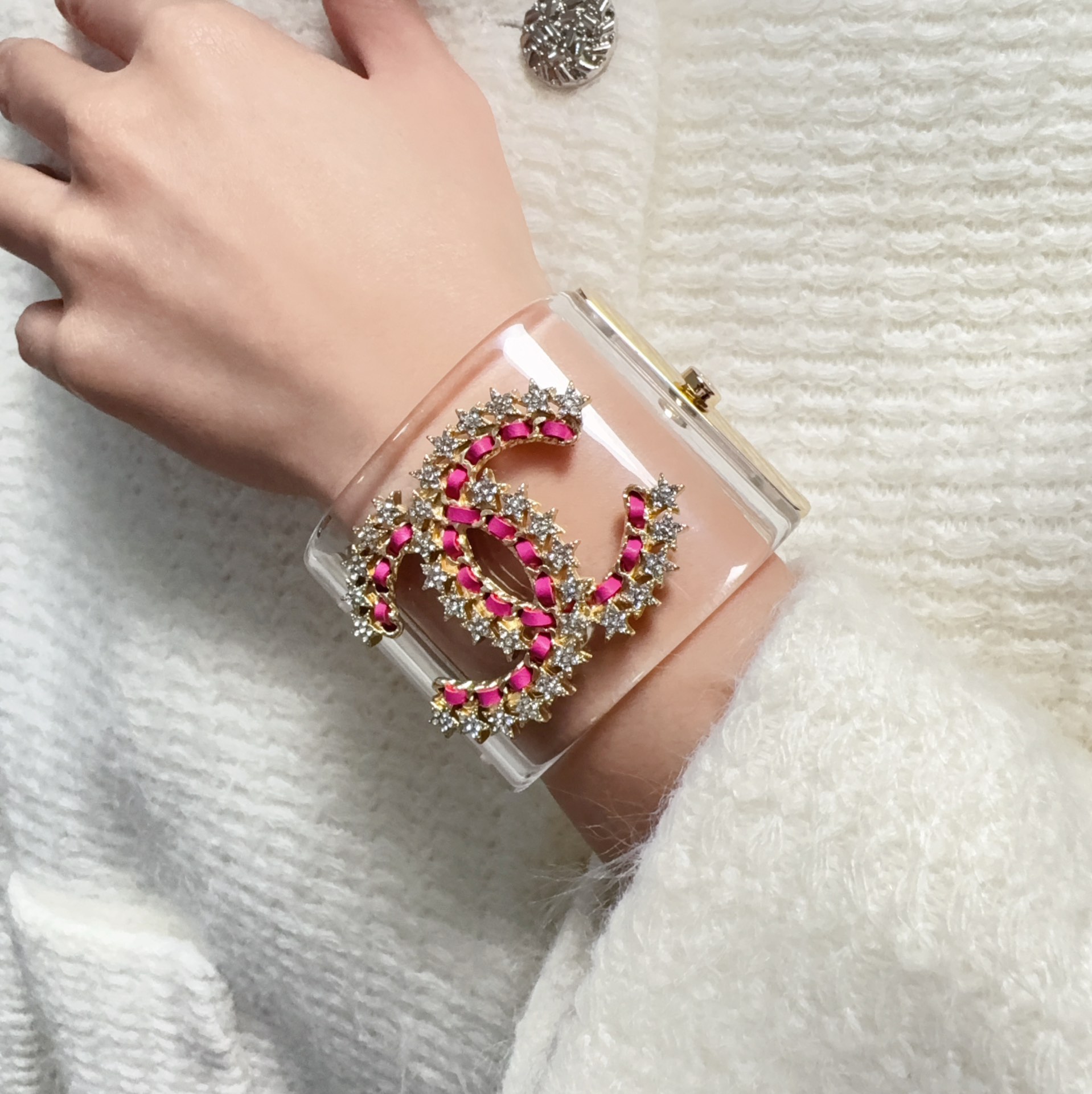 NO:575743,The new popular Chanel wide version acrylic bracelet small fragrance chanel imported acrylic, electroplated 18K gold, material brass. Very grand, luxurious, very suitable for skin tone, creamy as jade, precious resin and metal, make every jewelry dazzling, raising your hand is the focus of the audience. No matter in spring, summer or autumn and winter, no matter how you match it, you have temperament, fashionable trend, unique, fine jewelry, chanel, chanel, bracelet19860909新款爆款香奈儿宽版亚克力手镯小香风chanel进口亚克力,电镀18K金,材质黄铜.非常大气,奢华,很衬肤色,凝脂如玉,名贵树脂与金属,让每一件饰品都璀璨夺目,抬起手就是全场焦点.不论春夏还是秋冬,怎么搭配都有气质,时尚潮流,与众不同,饰品精品,chanel,chanel,bracelet,Jewelry