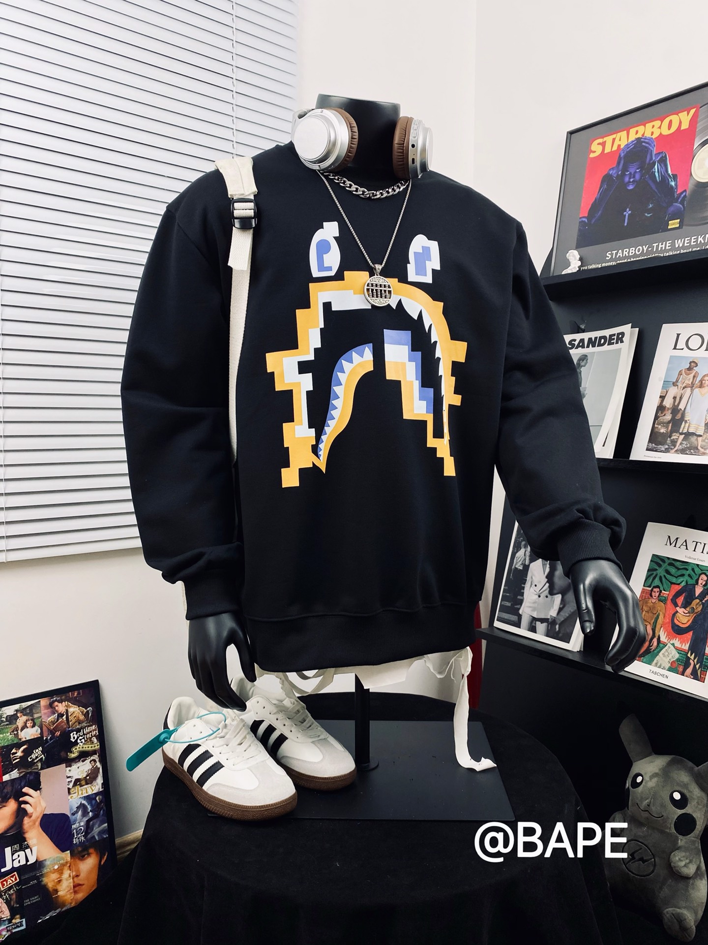 BAPE SUMMER CAMP 鲨鱼涂鸦猿人头重工艺印花圆领卫衣 官网发售款🏅️|超级推荐👩‍❤️‍💋‍👨|超人气单品✅ 亮点满满 秋冬宽松圆领卫衣🤗精选380g纯棉面料 不起球不变形 原装包装 完美细节👏此款上身效果百搭 随意搭配也极富有个性化 显白又显瘦/袖口松紧设计 复古又新潮 💥早秋衣柜必备炸裂款 绝不容易撞款 区别于其他大众款式😻 随意搭配 轻松出彩 舒适柔软🌈情侣搭配更加出彩❤️ 颜色:黑色 衣长 胸围 袖长 S 71 120 58 M 73 124 59 L 75 128 68 XL 77 132 61 XXL 79 136 62 (手工测量存在1~2cm误差)