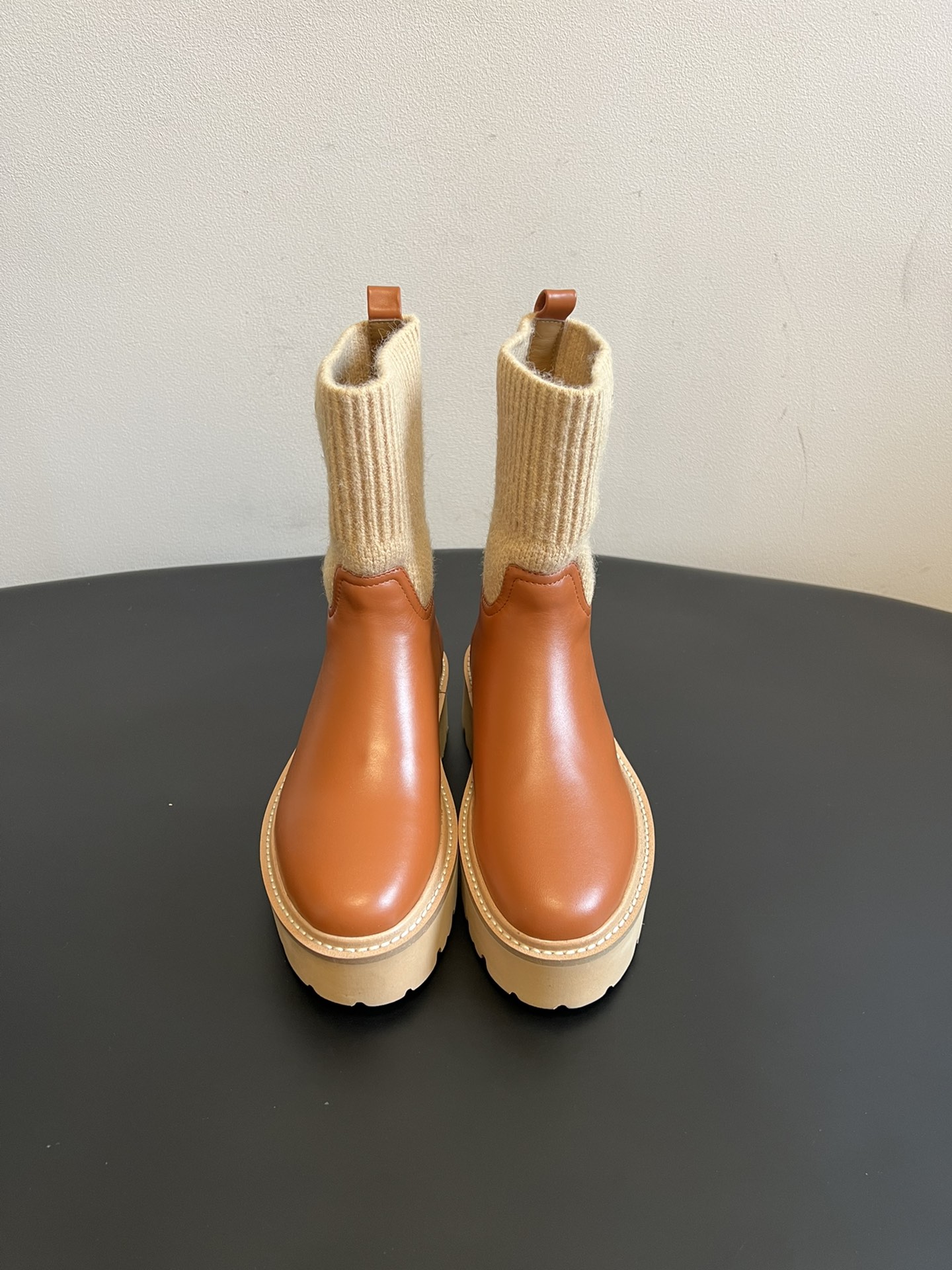 NO:594250,Top quality Celine fw25 new arrival-~ * Celine's new autumn and winter boots. The upper is calfskin stitched with stretch knitting + Arc de Triomphe logo embellishment. The shape is simple but exquisite. It looks slim and fashionable on the feet. The stretch knitted material is very soft and comfortable, very close to the legs and easy to wear. 5cm thick soles lengthen the legs. A must-have item for autumn and winter. Fabric imported calfskin + stretch knitted wool.  Lined with sheepskin lining/foot pads, original open-molded rubber foam outsole, Size35-36-37-38-39 (40 41 customized, non-returnable), boots, celine, boots, cowhide, sheepskin19860909顶级品质 Celine fw25 new arrival-～ * 塞琳秋冬新款筒靴 鞋面小牛皮拼接弹力针织+凯旋门logo点缀, 造型简单但不乏精致感～上脚超好看显廋又时髦弹力针织材质非常的柔软舒适,很贴腿,很好穿5cm增高厚底 拉长腿型～秋冬搭配必备单品 面料进口小牛皮+弹力针织毛线 里衬羊皮内里/垫脚 鞋底原版开模橡胶发泡大底 Size35-36-37-38-39（40 41订做不退换）,靴子,celine,boots,cowhide,sheepskin,Women's Shoes