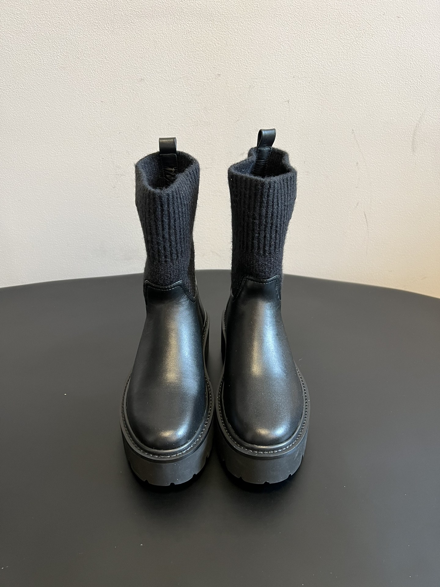 NO:593860,Celin*'s new autumn and winter thick-soled British-style Martin boots are designed with leather and knitted socks spliced together. The leather part has a delicate texture, and the knitted socks are soft and elastic, which increases the layering and uniqueness of the shoes. The knitted socks are embroidered with the brand's iconic Double C Logo, which enhances the recognition and brand texture.  There are two styles of long boots and short boots to choose from. The long boots have a stronger aura, while the short boots are more neat. The thick-soled platform design not only increases the height, but also has a retro workwear style. The thick-soled design also improves the comfort and stability of the shoes. Upper cowhide/wool thread lining Sheepskin Outsole Leather welt combination foam outsole Increased by 6cm Size35-41 (40-41 size customization is not returnable) Short boots  boots,boots,celine,boots,cowhide,sheepskin19860909Celin* 秋冬新品厚底英伦风马丁靴 采用皮革与针织袜筒拼接的设计,皮革部分质感细腻,针织袜筒柔软且富有弹性,增加了鞋子的层次感与独特性.针织袜筒上有品牌标志性的双C Logo刺绣,提升了辨识度与品牌质感. 有长筒靴和短筒靴两种款式可选,长筒靴气场更强,短筒靴更显利落.采用厚底松糕设计,不仅增加了身高,还带有复古的工装风格,同时厚底设计也提升了鞋子的舒适度和稳定性. 鞋面牛皮/羊毛线筒 内里羊皮 大底真皮沿条组合发泡大底 增高6cm Size35-41码（40-41码定制不退换） 短靴 长靴,靴子,celine,boots,cowhide,sheepskin,Women's Shoes