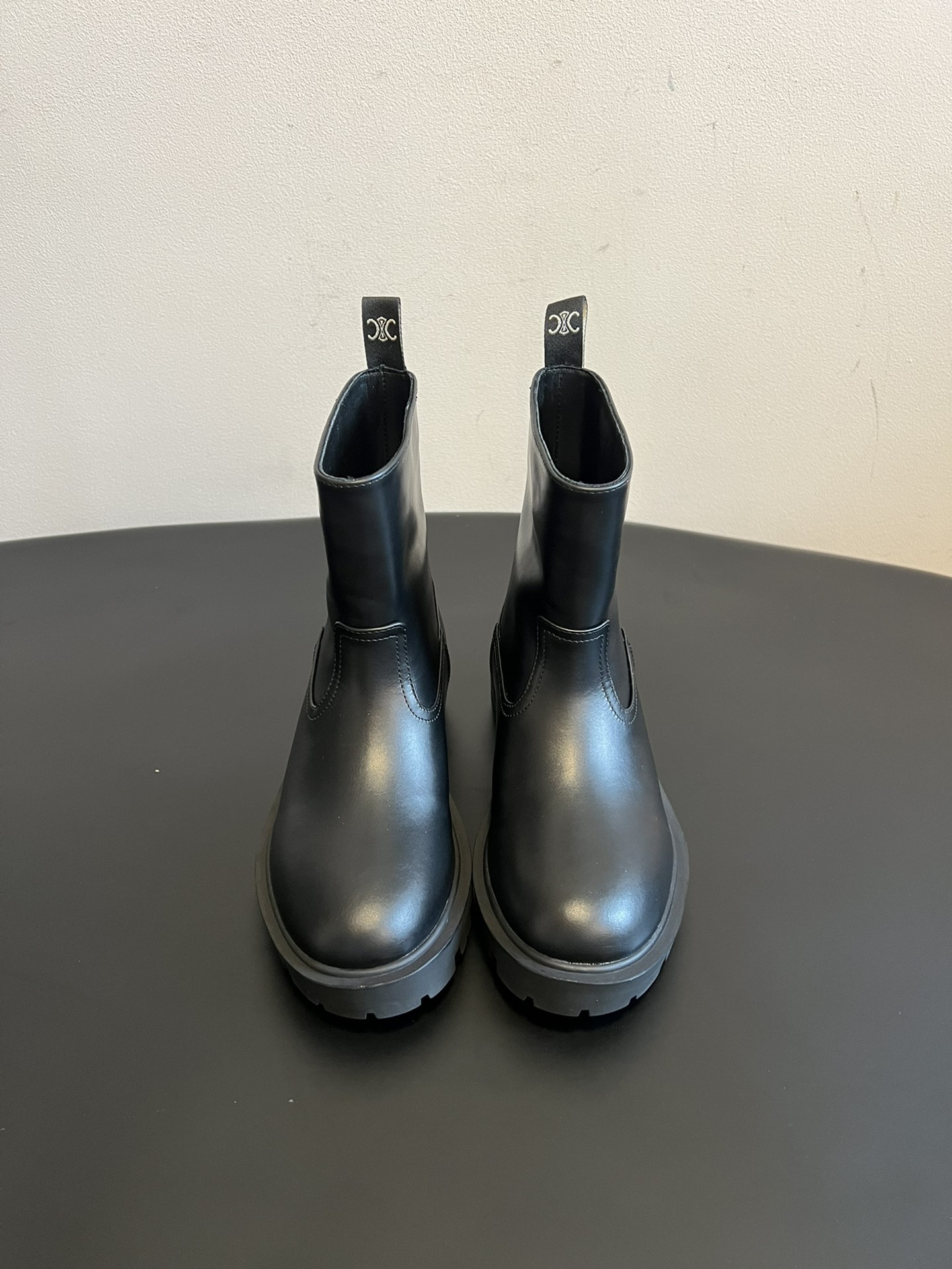 NO:594256,Top quality Celine fw25 new arrival-～ * Celine's new autumn and winter short nude boots. Calf leather upper + Arc de Triomphe logo embellishment. The shape is simple but exquisite. The upper foot is super good-looking, and the elongated leg shape looks thin and fashionable. Centipede Jing ins is a must-have item for autumn and winter. The material is imported calfskin. Sheepskin lining/foot pad. Original rubber outsole 4.5cm.  Size35-36-37-38-39 (40 41 custom-made, non-returnable), boots, celine, boots, cowhide, sheepskin19860909顶级品质 Celine fw25 new arrival-～ * 塞琳秋冬新款短款裸靴 鞋面小牛皮+凯旋门logo点缀,造型简单但不乏精致感～上脚超好看,拉长腿型显廋又时髦～ 蜈蚣精ins秋冬搭配必备单品 面料进口小牛皮 里衬羊皮内里/垫脚 鞋底原版橡胶大底 4.5cm Size35-36-37-38-39（40 41订做不退换）,靴子,celine,boots,cowhide,sheepskin,Women's Shoes