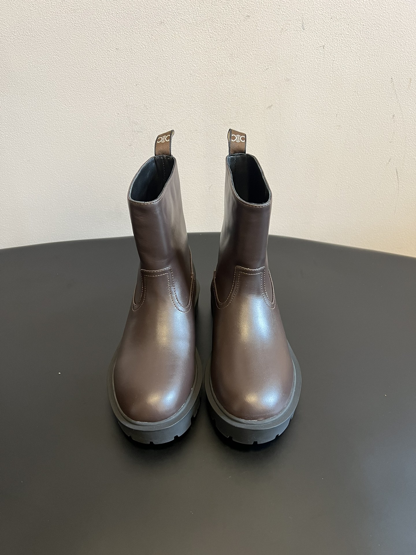 NO:593851,Celin* new autumn and winter Arc de Triomphe Chelsea boots are made of high-quality cow leather uppers, with sheep leather lining, high-end and comfortable. The shoe body has the brand's iconic Arc de Triomphe LOGO, which is highly recognizable. It is a Chelsea boot style with no laces and an elastic band design on the side. It is easy to put on and take off and fits the ankle.  Round toe design, retro and versatile. Thick rubber outsole has good grip and has a certain heightening effect. It combines retro British style and modern fashion sense, and can be matched with a variety of styles of clothing. It is a classic and not easy to go out of style in the fashion circle. Upper cowhide leather lining Sheepskin outsole Rubber outsole Increased by 4.5cm Size 35-41 (40-41 size customization is not returnable), boots, celine, boots, cowhide, sheepskin19860909Celin* 秋冬新品凯旋门切尔西短靴 采用优质牛皮革制作鞋面,内里为羊皮革,质感高级且舒适.鞋身有品牌标志性的凯旋门LOGO,辨识度高.属于切尔西靴款式,无鞋带,侧面有松紧带设计,穿脱方便且贴合脚踝. 圆头设计,复古又百搭.厚底橡胶外底,具有良好的抓地力,同时带有一定增高效果.融合了复古英伦风与现代时尚感,可搭配多种风格的服饰,是时尚圈经典且不易过时的款式. 鞋面牛皮 内里羊皮 大底橡胶大底 增高4.5cm Size35-41码（40-41码定制不退换）,靴子,celine,boots,cowhide,sheepskin,Women's Shoes